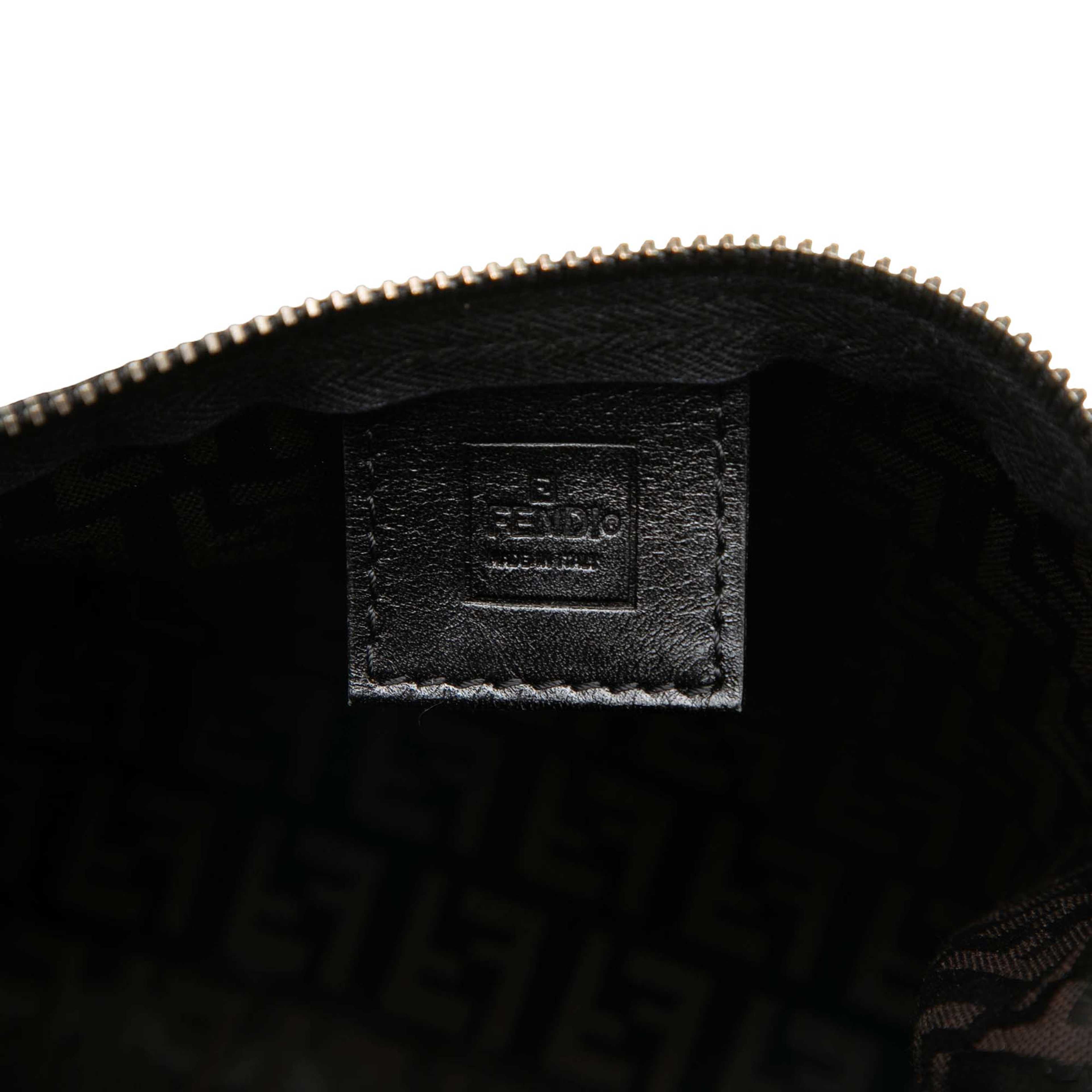 Fendi Zucchino Canvas Handbag, från Luxclusif, i färgen brun. Klicka för att öppna bilden i stort format