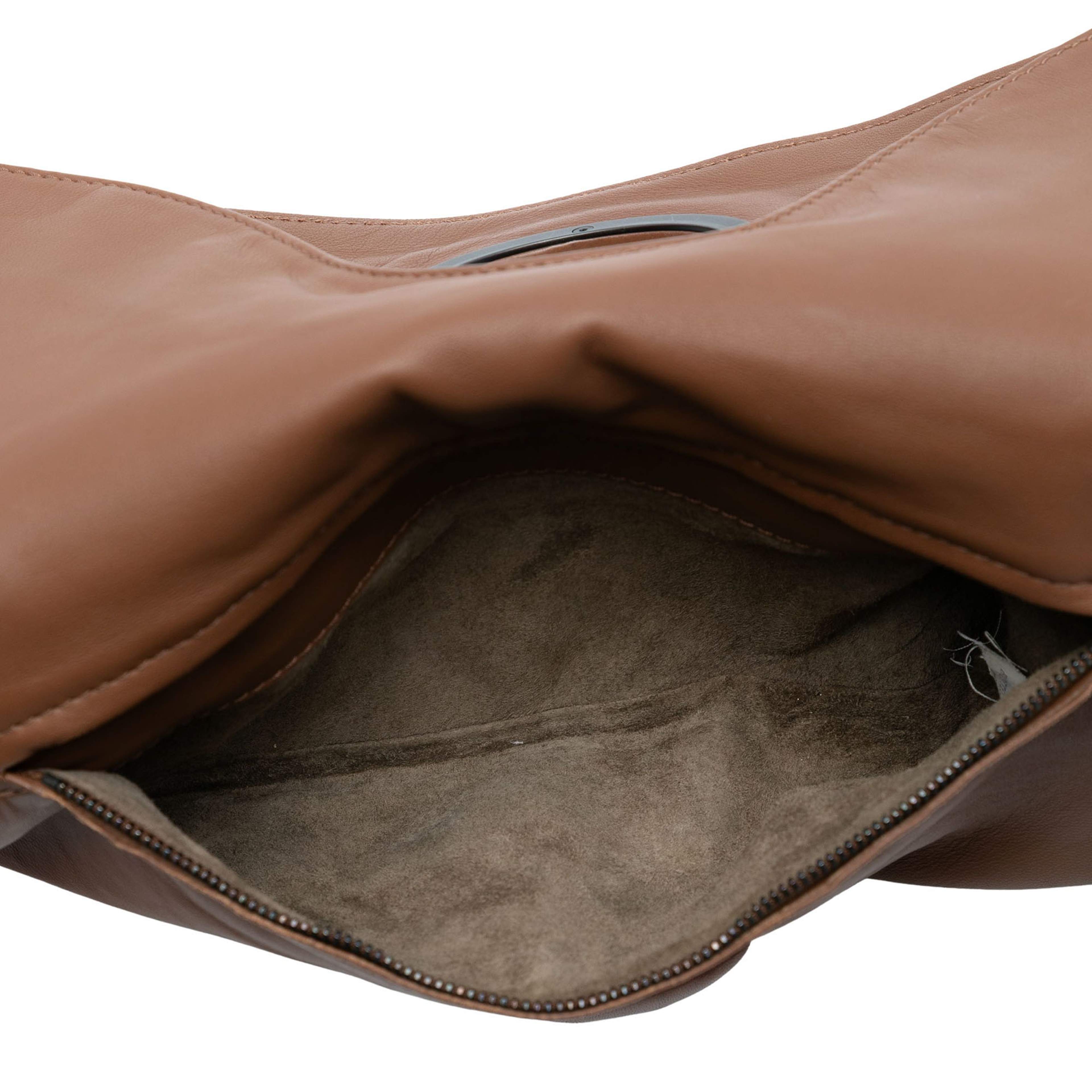 Bottega Veneta Nappa Embossed Intrecciato Turnlock Clutch, från Luxclusif, i färgen brown. Klicka för att öppna bilden i stort format