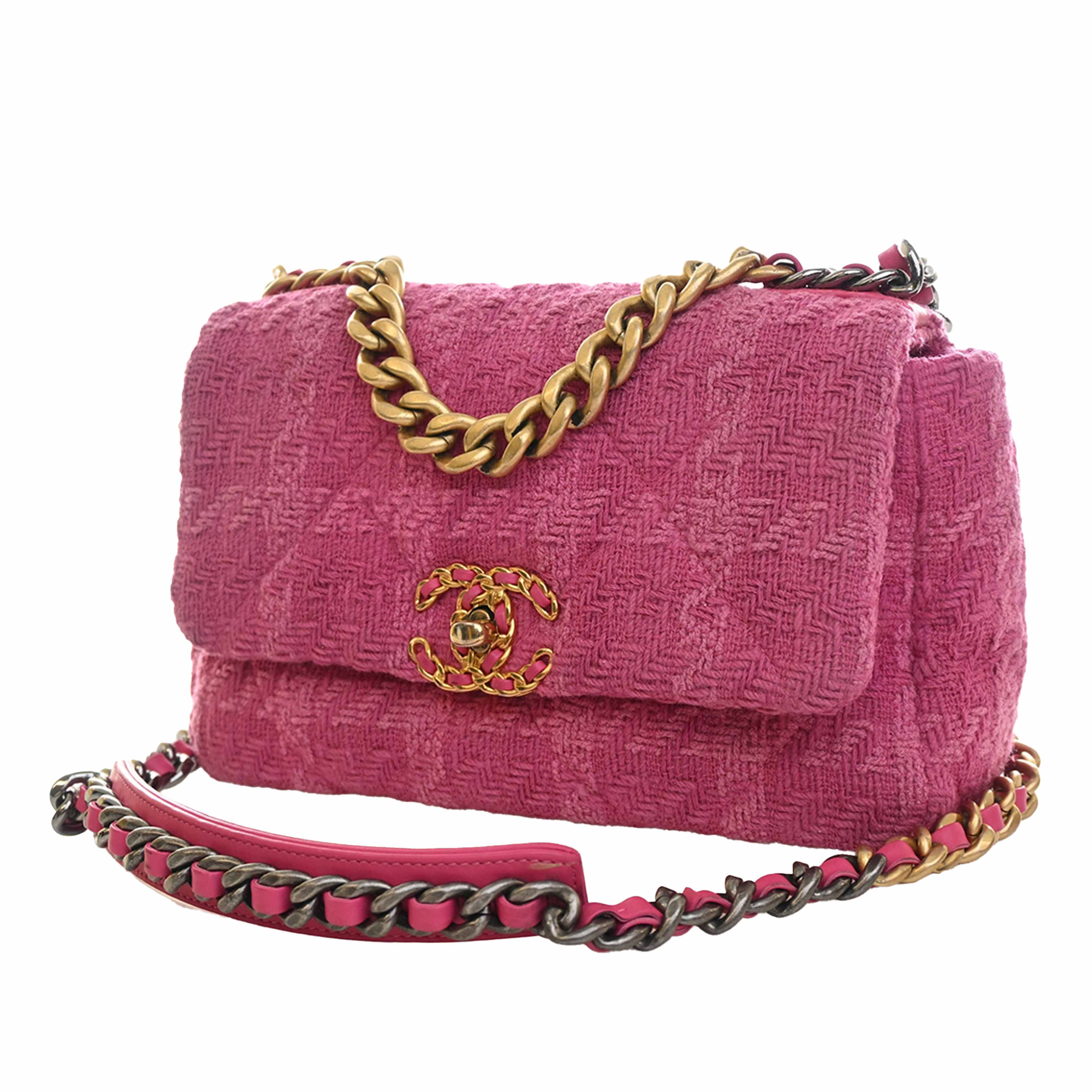 Chanel Medium Tweed 19 Flap, från Luxclusif, i färgen rosa. Klicka för att öppna bilden i stort format