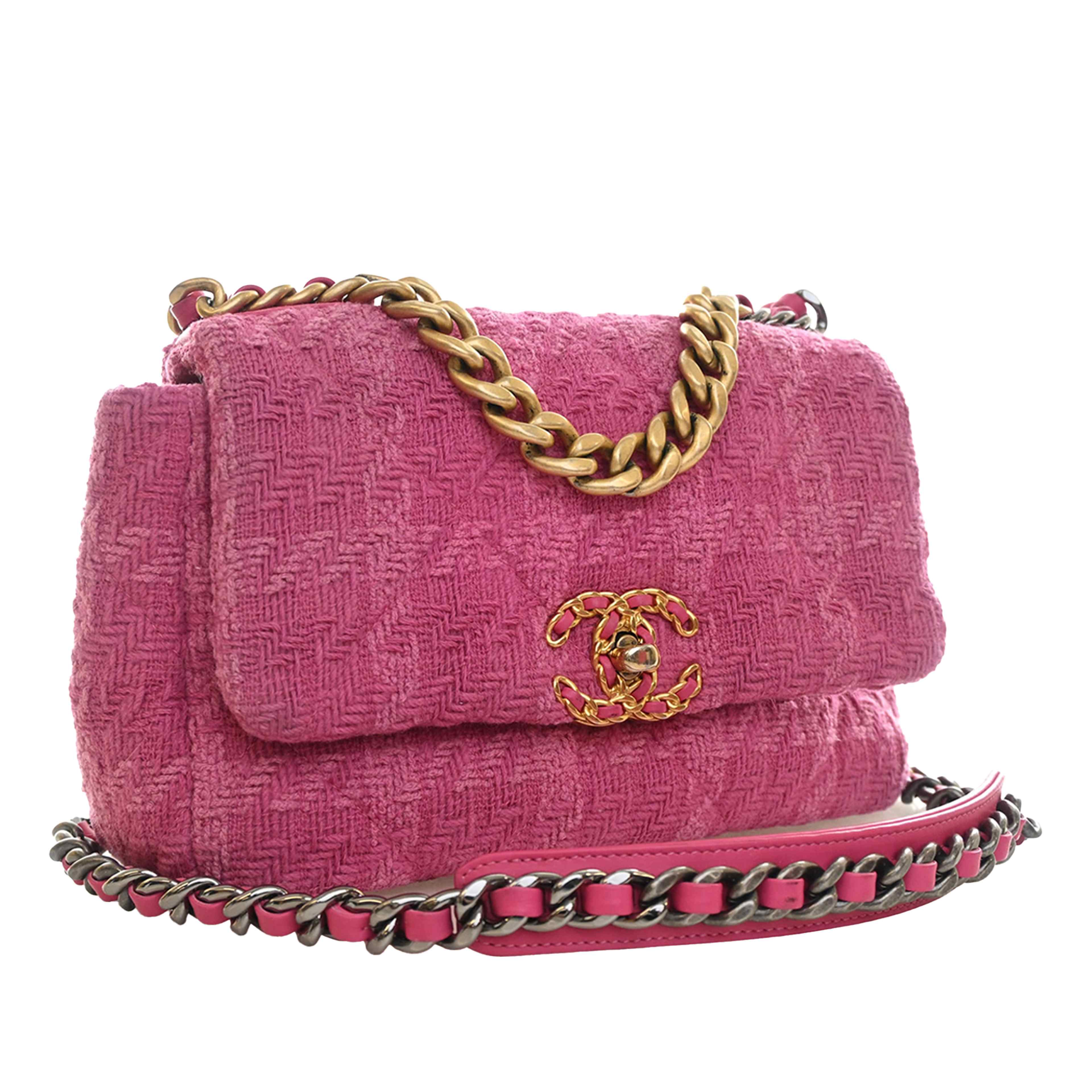 Chanel Medium Tweed 19 Flap, från Luxclusif, i färgen rosa. Klicka för att öppna bilden i stort format