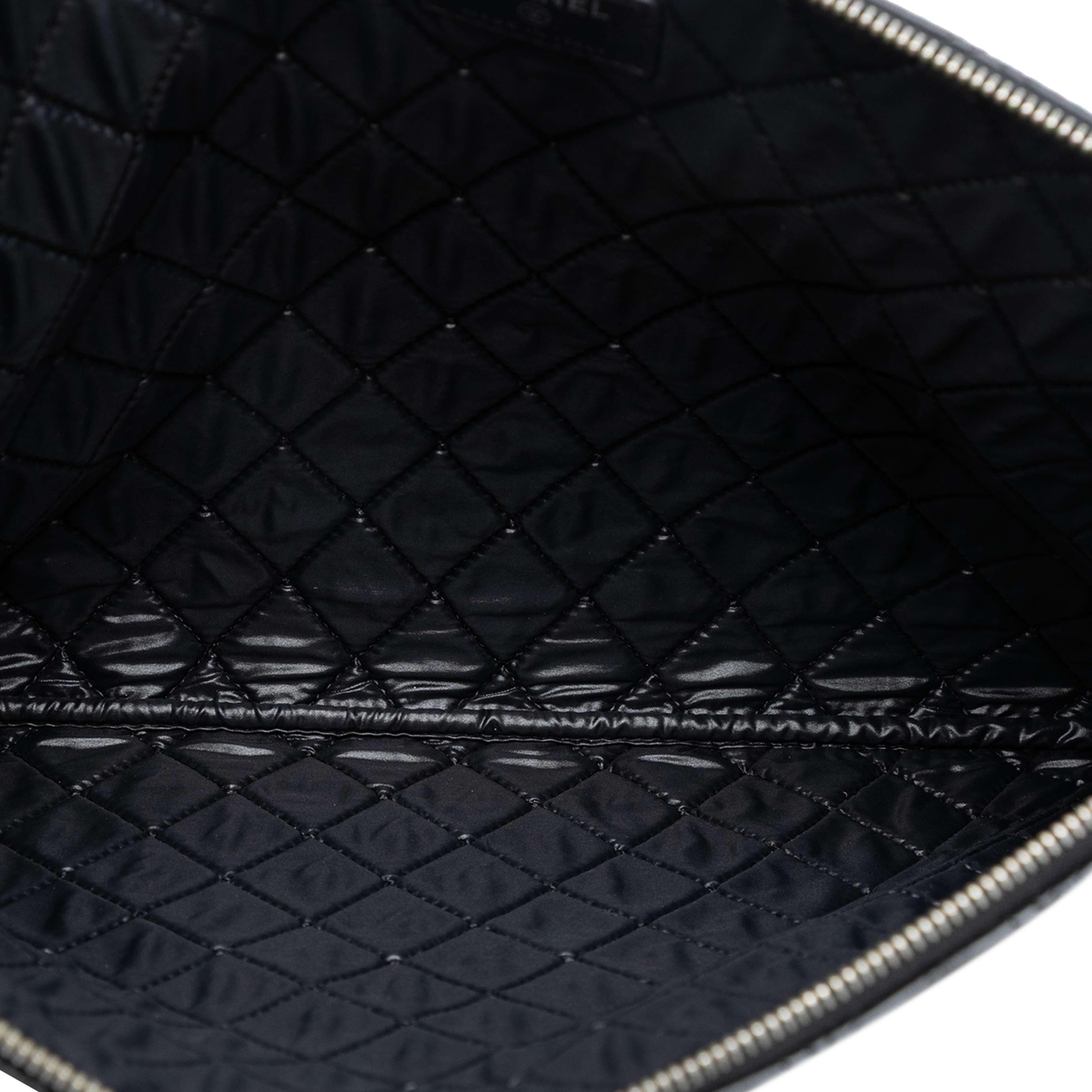 Chanel Large Quilted Lambskin Double Stitch O Case Clutch, från Luxclusif, i färgen black. Klicka för att öppna bilden i stort format
