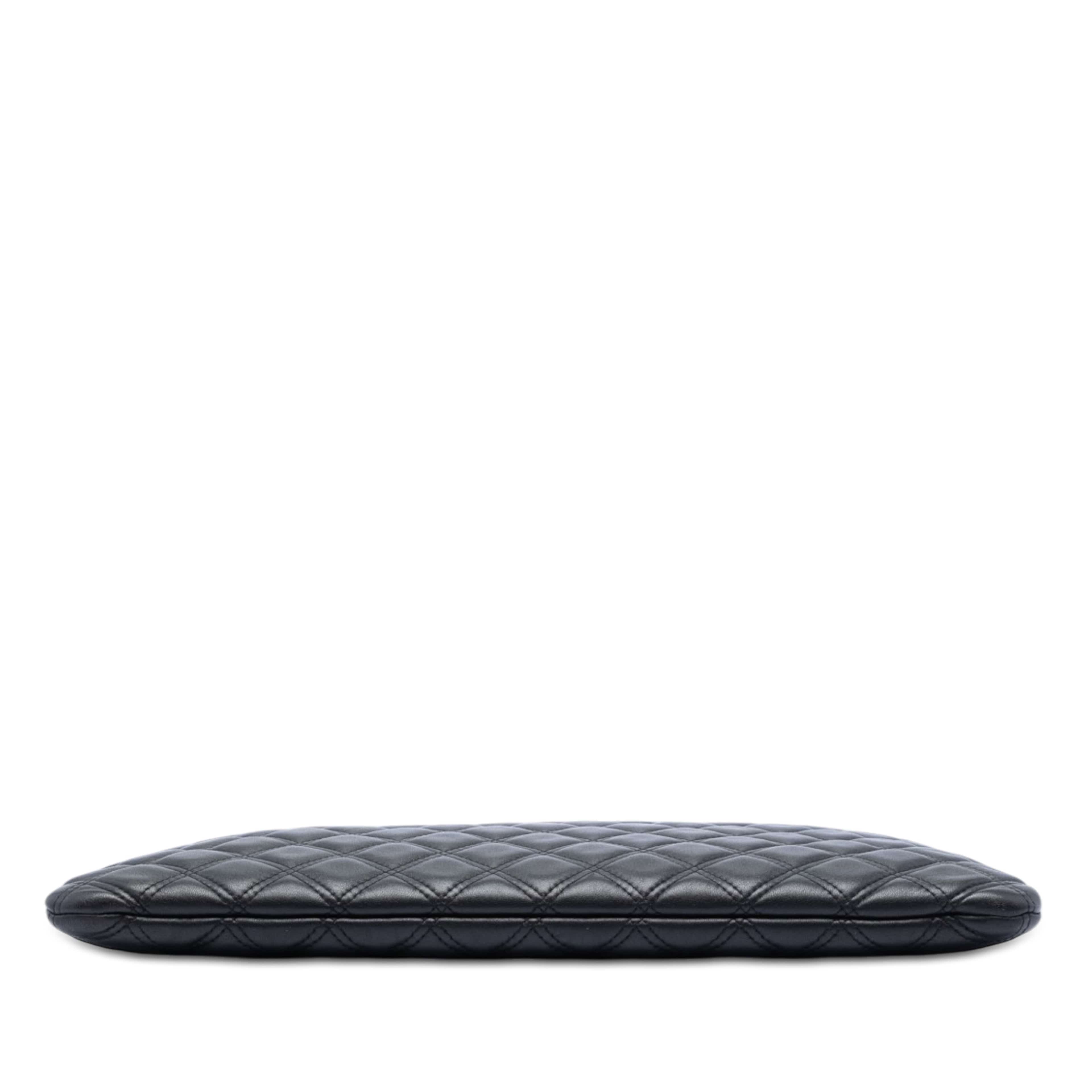 Chanel Large Quilted Lambskin Double Stitch O Case Clutch, från Luxclusif, i färgen black. Klicka för att öppna bilden i stort format