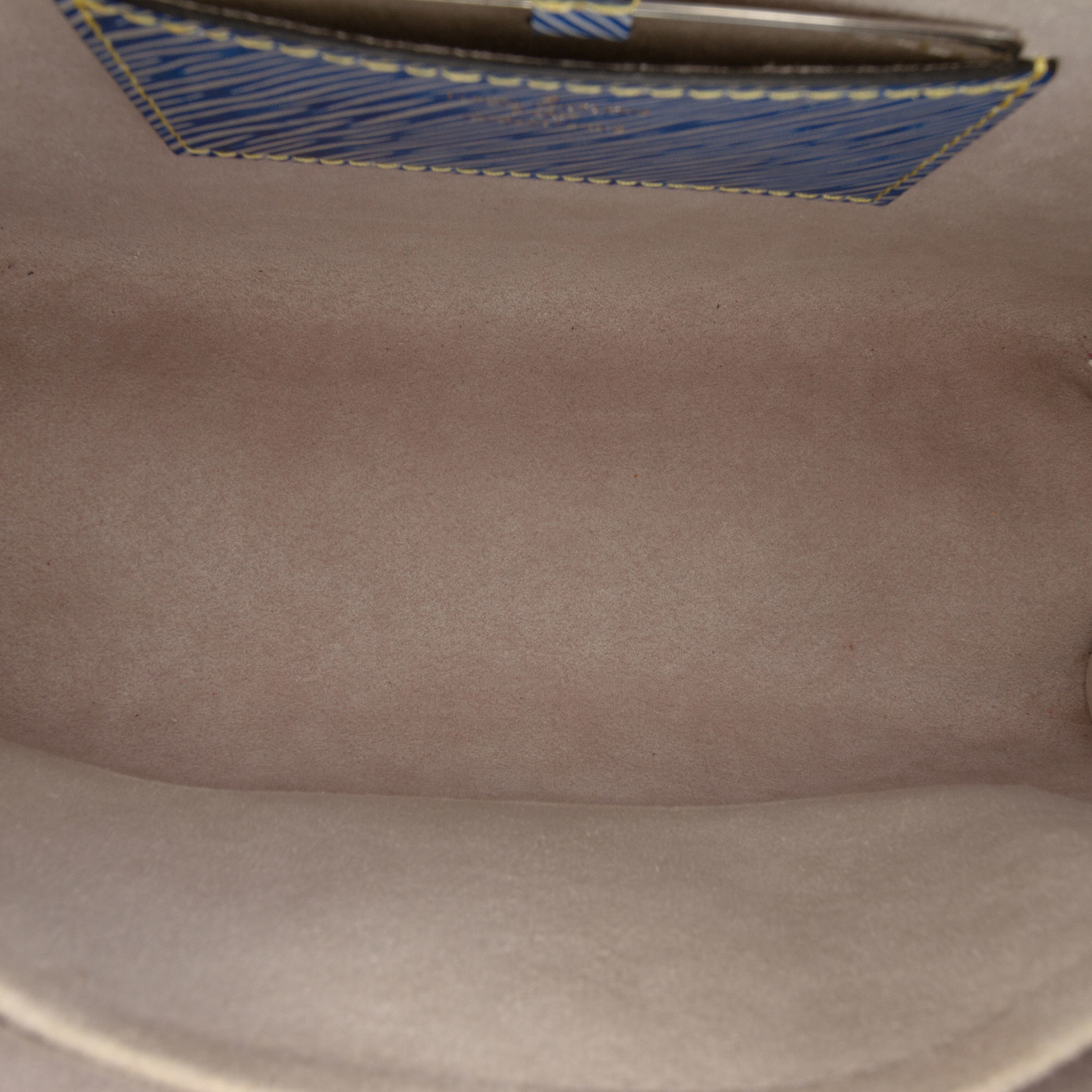 Louis Vuitton Epi Denim Twist Mm, från Luxclusif, i färgen blue. Klicka för att öppna bilden i stort format