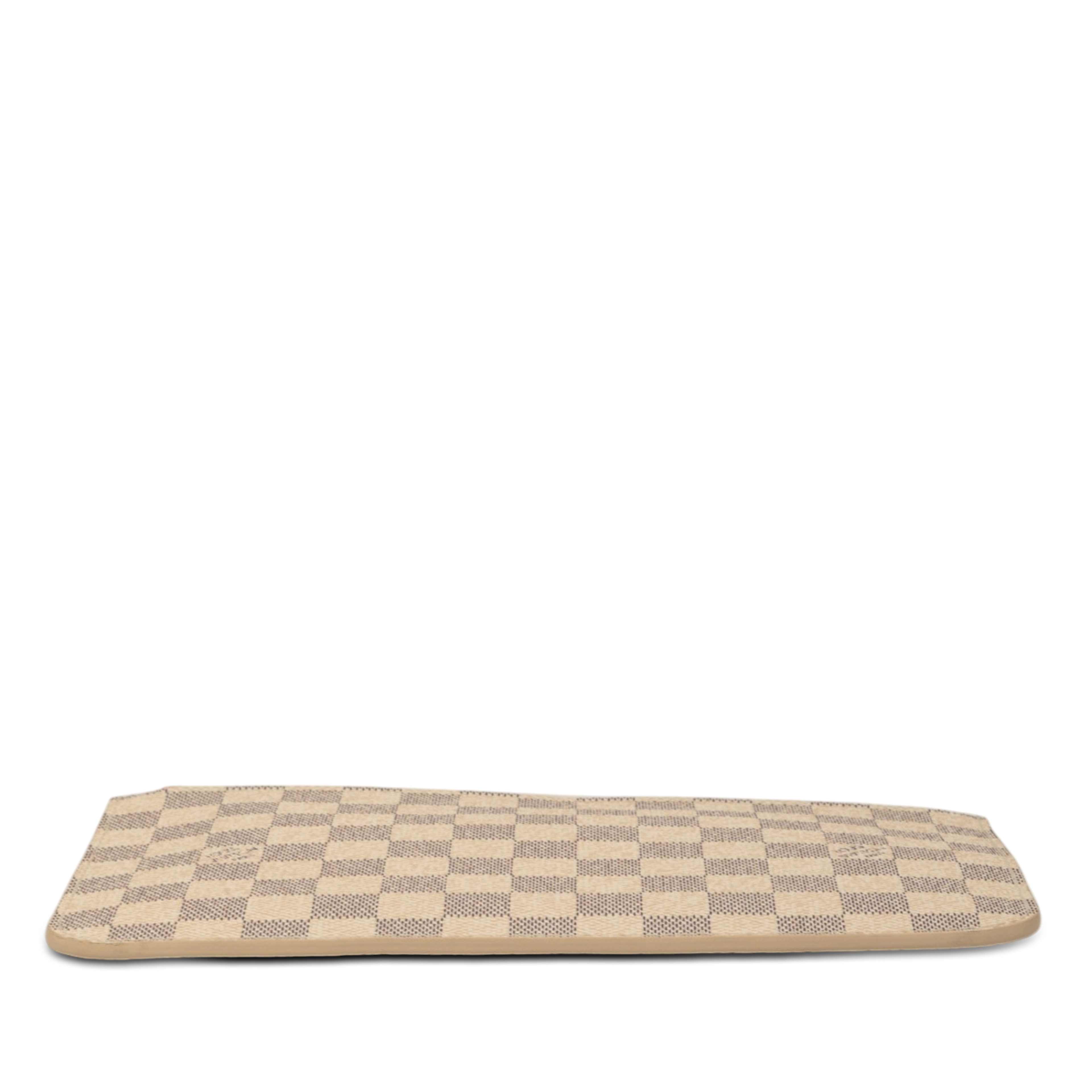 Louis Vuitton Damier Azur Neverfull Mm Pouch, från Luxclusif, i färgen vit. Klicka för att öppna bilden i stort format