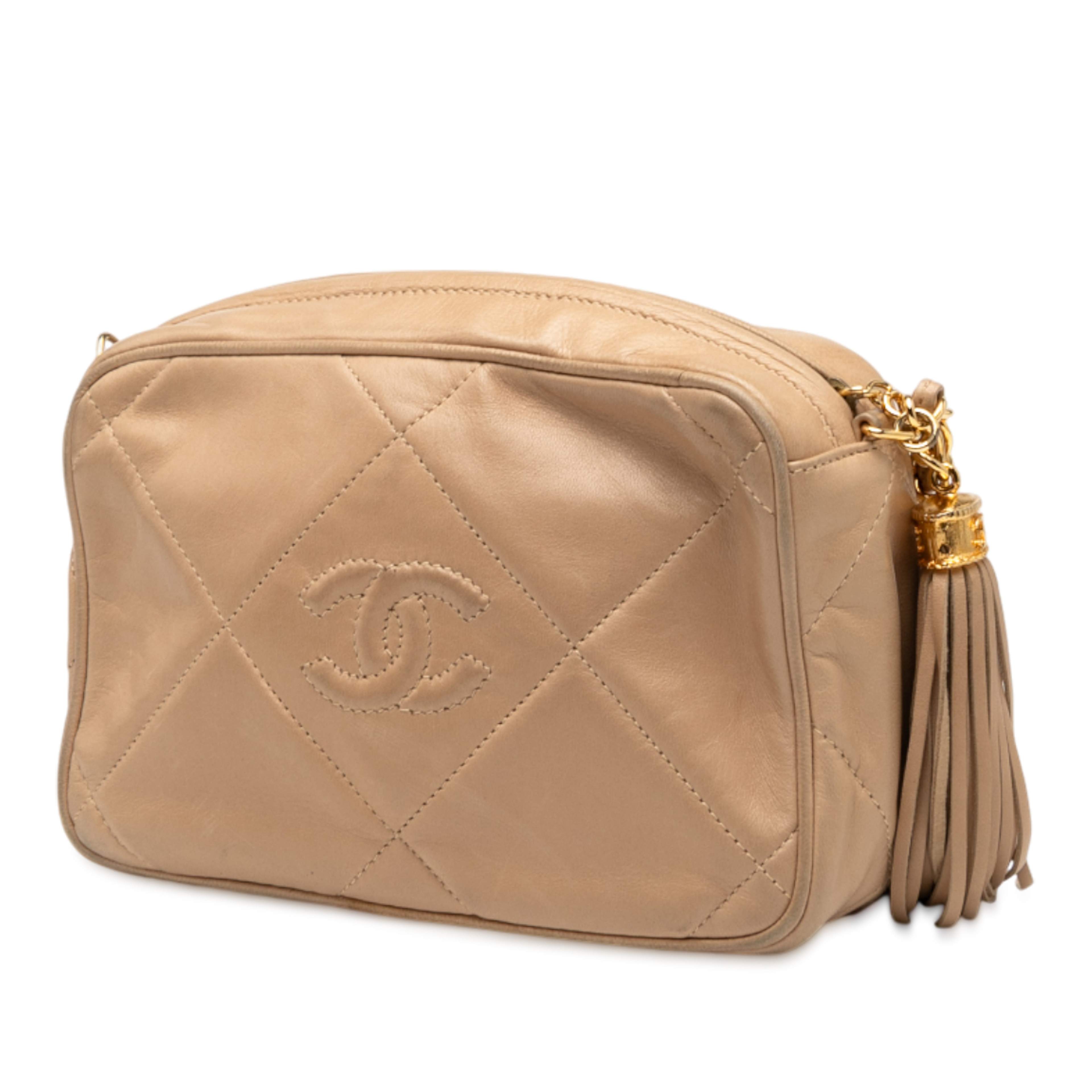 Chanel Cc Quilted Lambskin Tassel Camera Bag, från Luxclusif, i färgen beige. Klicka för att öppna bilden i stort format