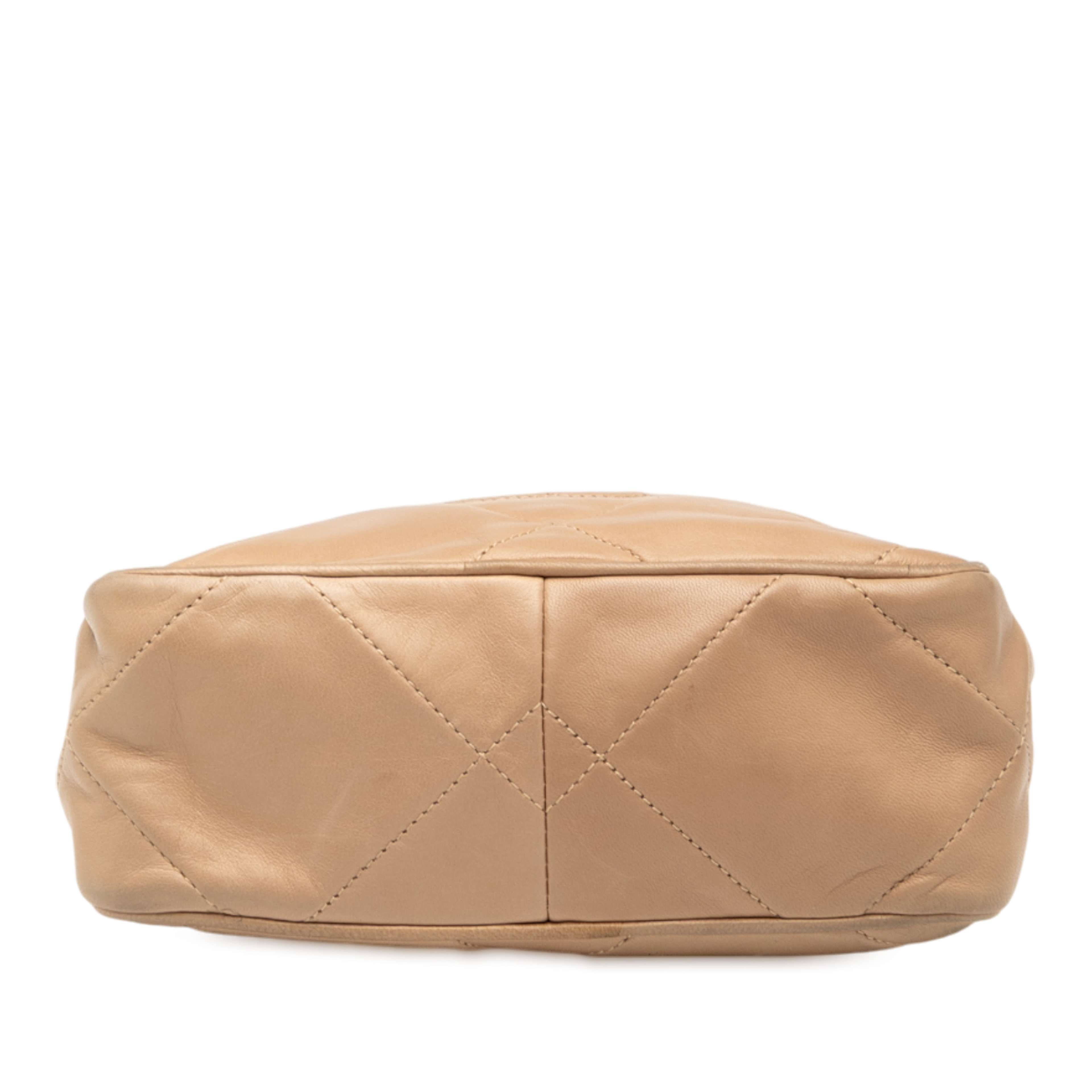 Chanel Cc Quilted Lambskin Tassel Camera Bag, från Luxclusif, i färgen beige. Klicka för att öppna bilden i stort format