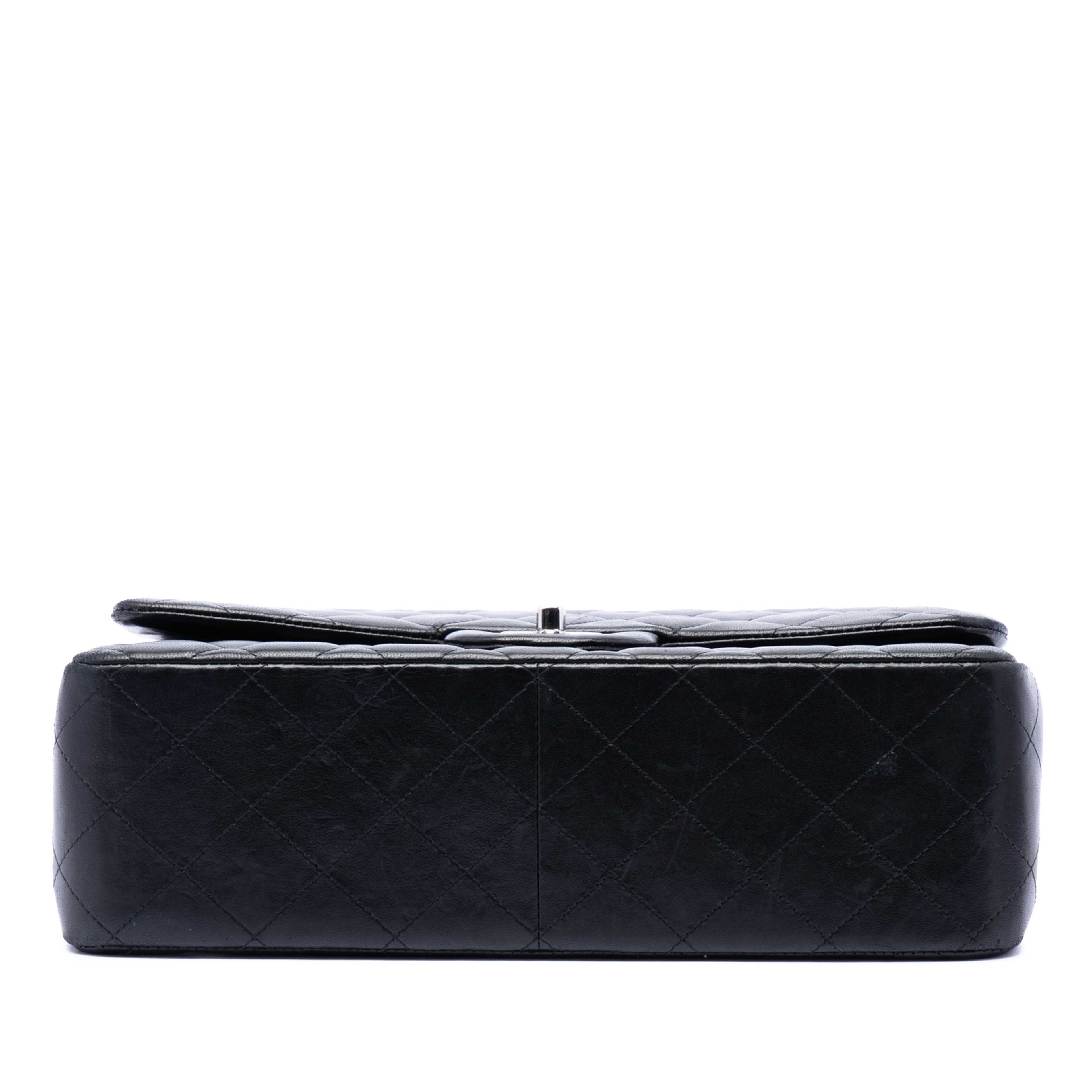 Chanel Jumbo Classic Lambskin Double Flap, från Luxclusif, i färgen svart. Klicka för att öppna bilden i stort format