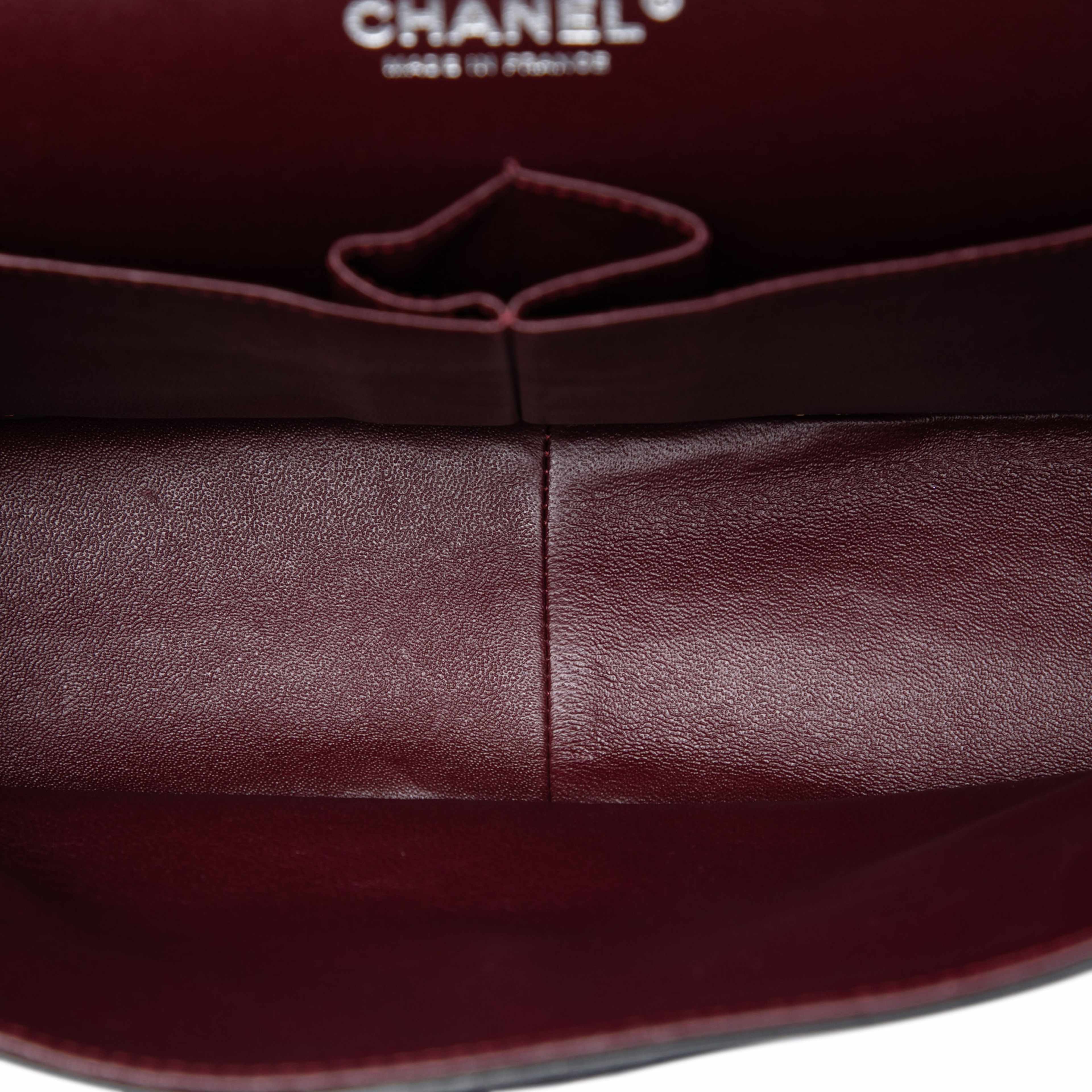 Chanel Jumbo Classic Lambskin Double Flap, från Luxclusif, i färgen black. Klicka för att öppna bilden i stort format