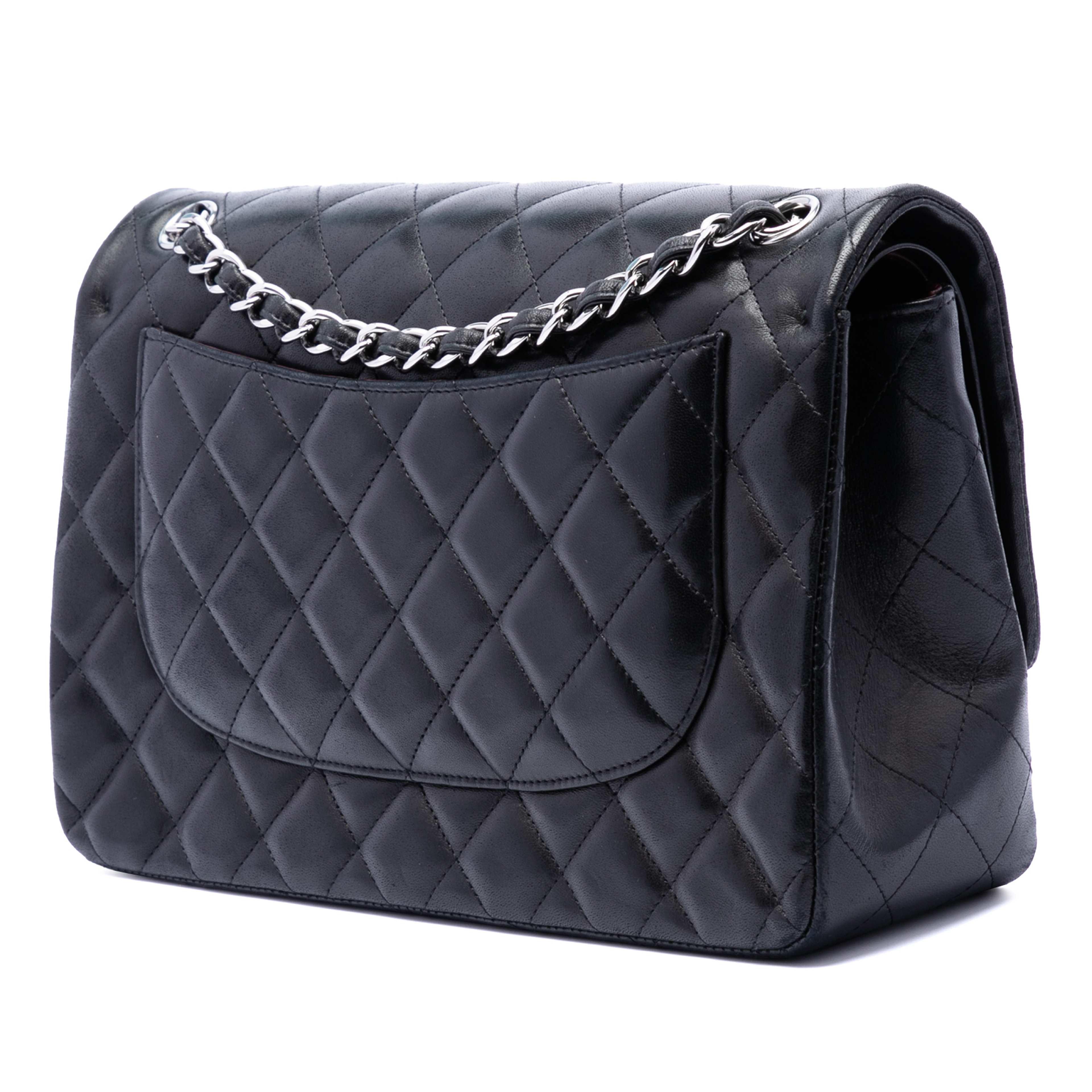 Chanel Jumbo Classic Lambskin Double Flap, från Luxclusif, i färgen svart. Klicka för att öppna bilden i stort format