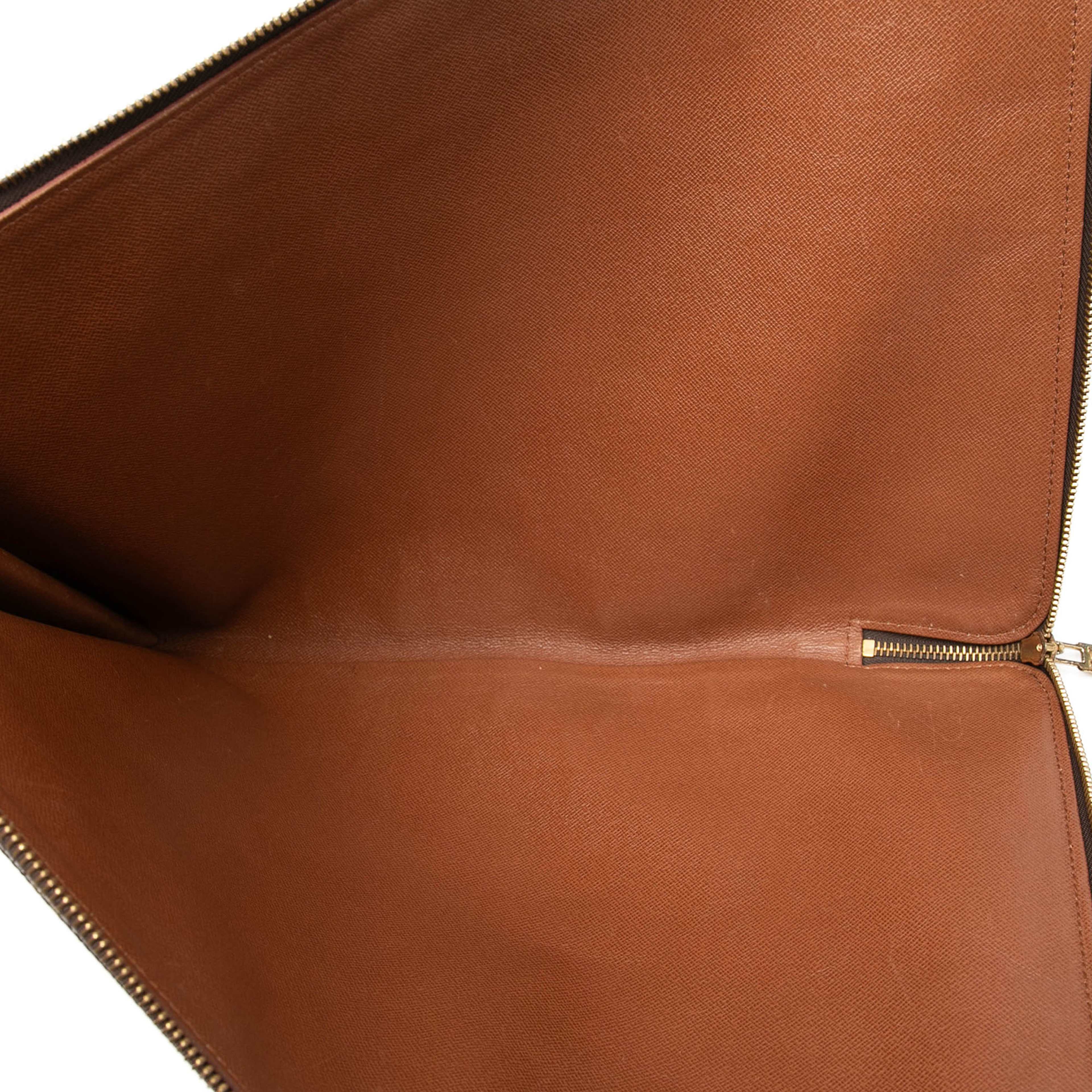 Louis Vuitton Monogram Poche Documents Portfolio, från Luxclusif, i färgen brun. Klicka för att öppna bilden i stort format