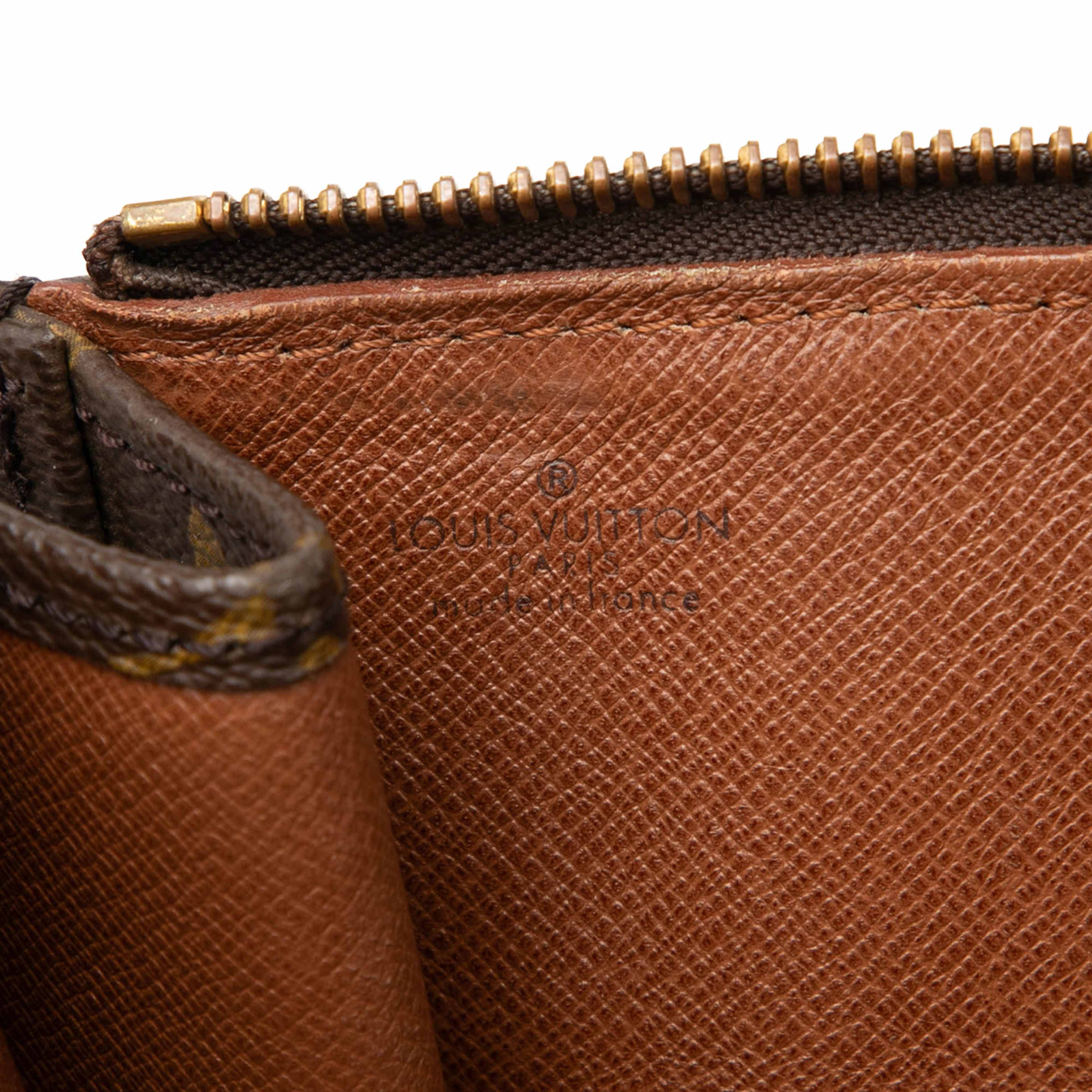 Louis Vuitton Monogram Poche Documents Portfolio, från Luxclusif, i färgen brun. Klicka för att öppna bilden i stort format