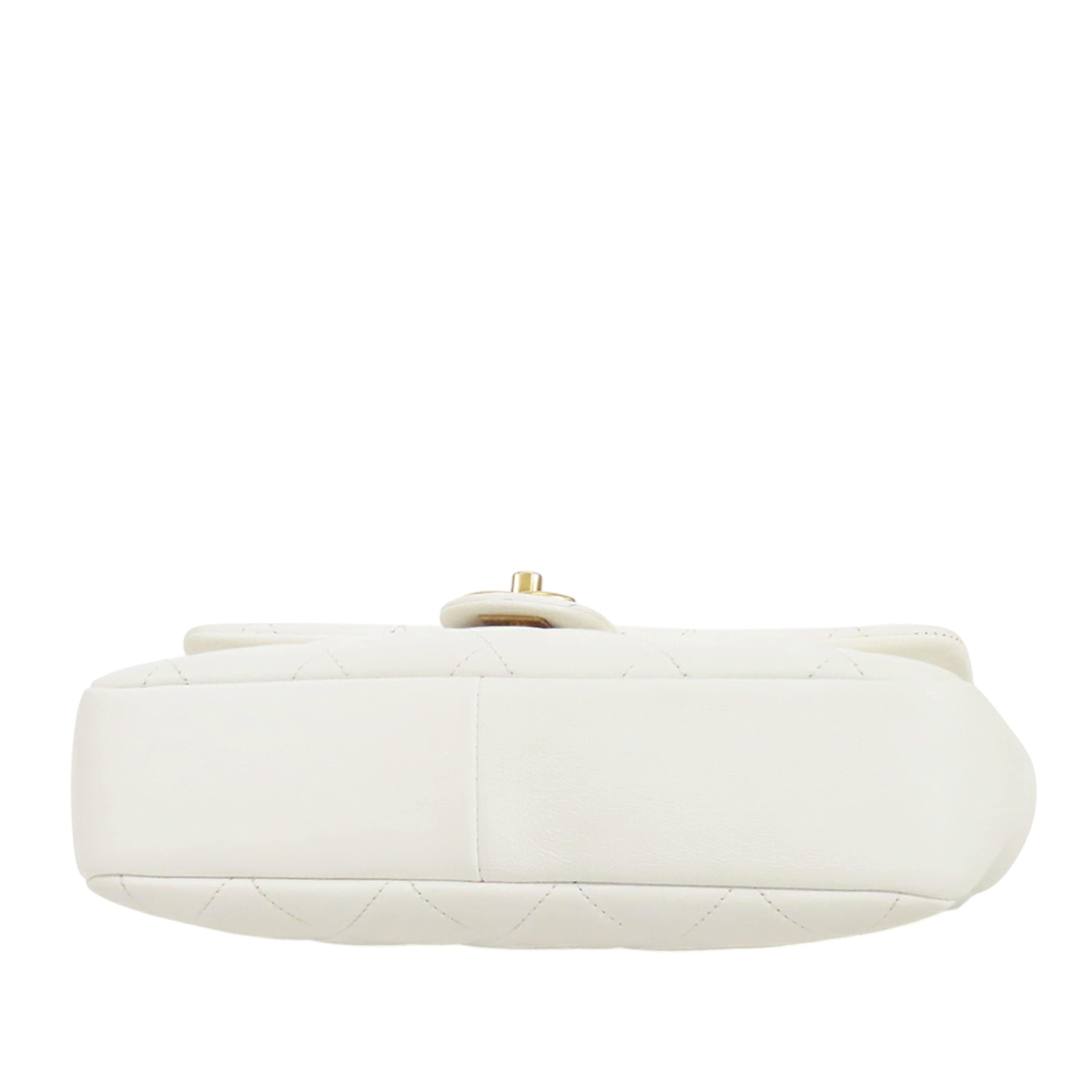 Chanel Medium Lambskin In The Loop Flap, från Luxclusif, i färgen vit. Klicka för att öppna bilden i stort format