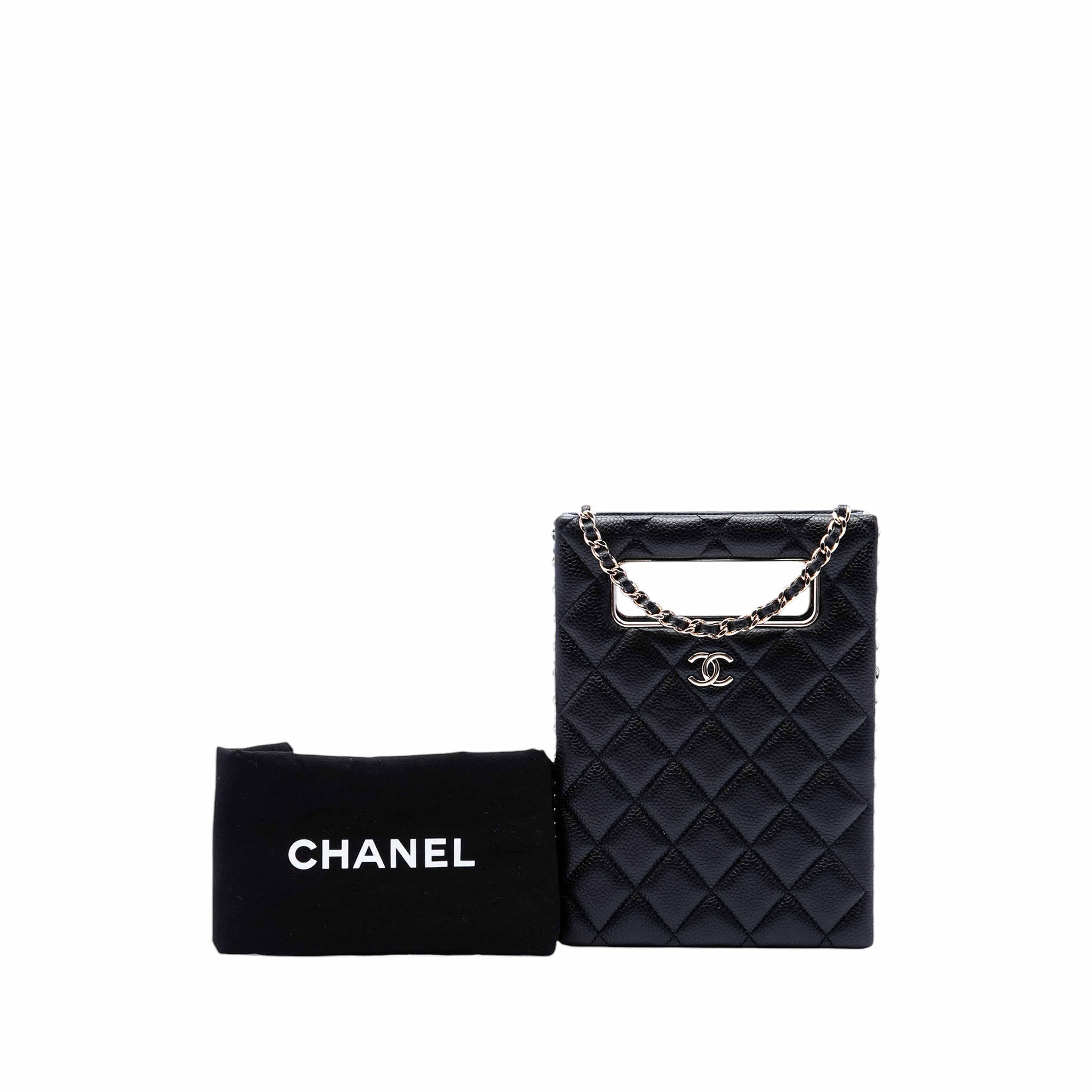 Chanel Quilted Caviar Chain Around Cut Out Evening Box Bag, från Luxclusif, i färgen svart. Klicka för att öppna bilden i stort format