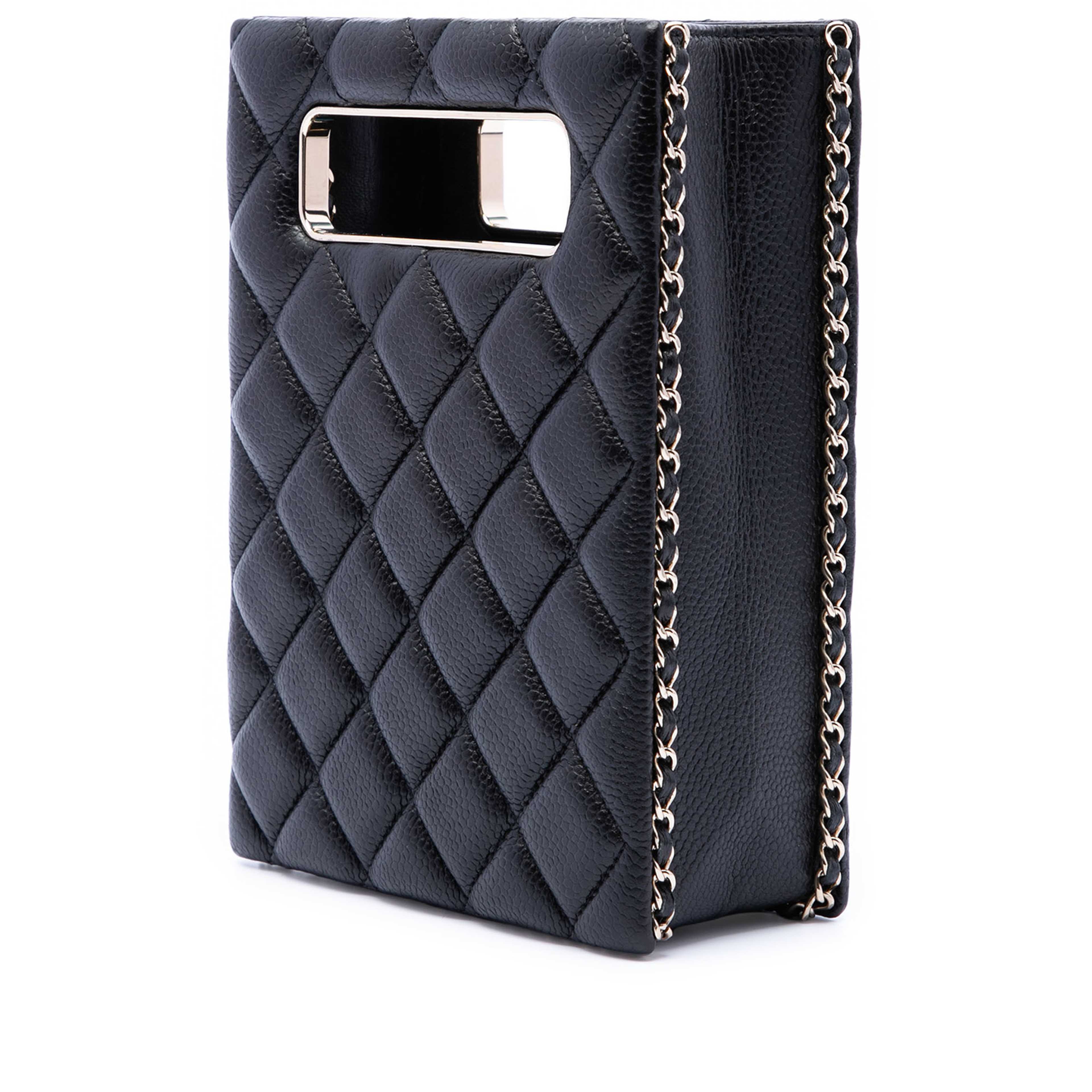 Chanel Quilted Caviar Chain Around Cut Out Evening Box Bag, från Luxclusif, i färgen svart. Klicka för att öppna bilden i stort format