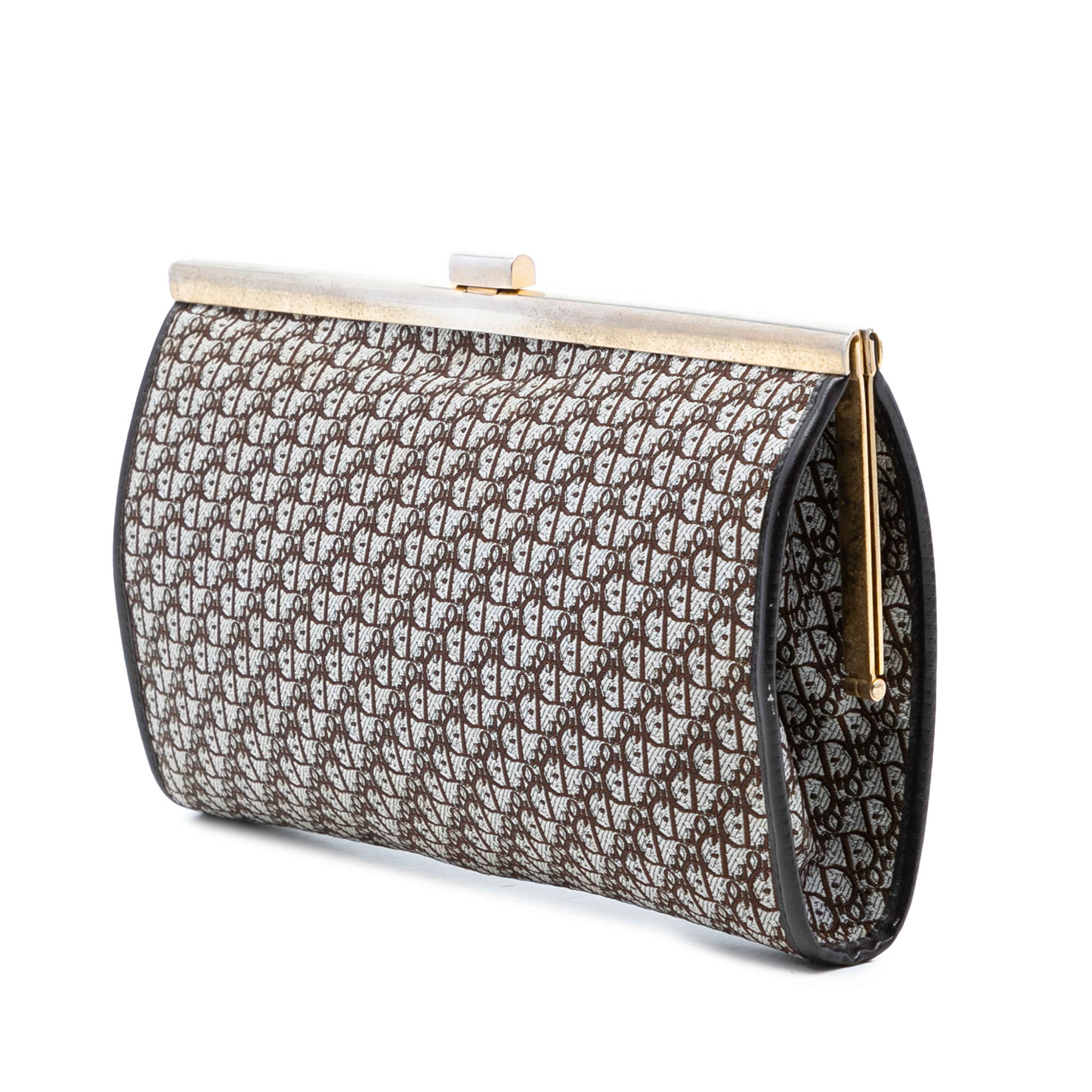 Dior Diorissimo Trotter Canvas Clutch, från Luxclusif, i färgen brown. Klicka för att öppna bilden i stort format