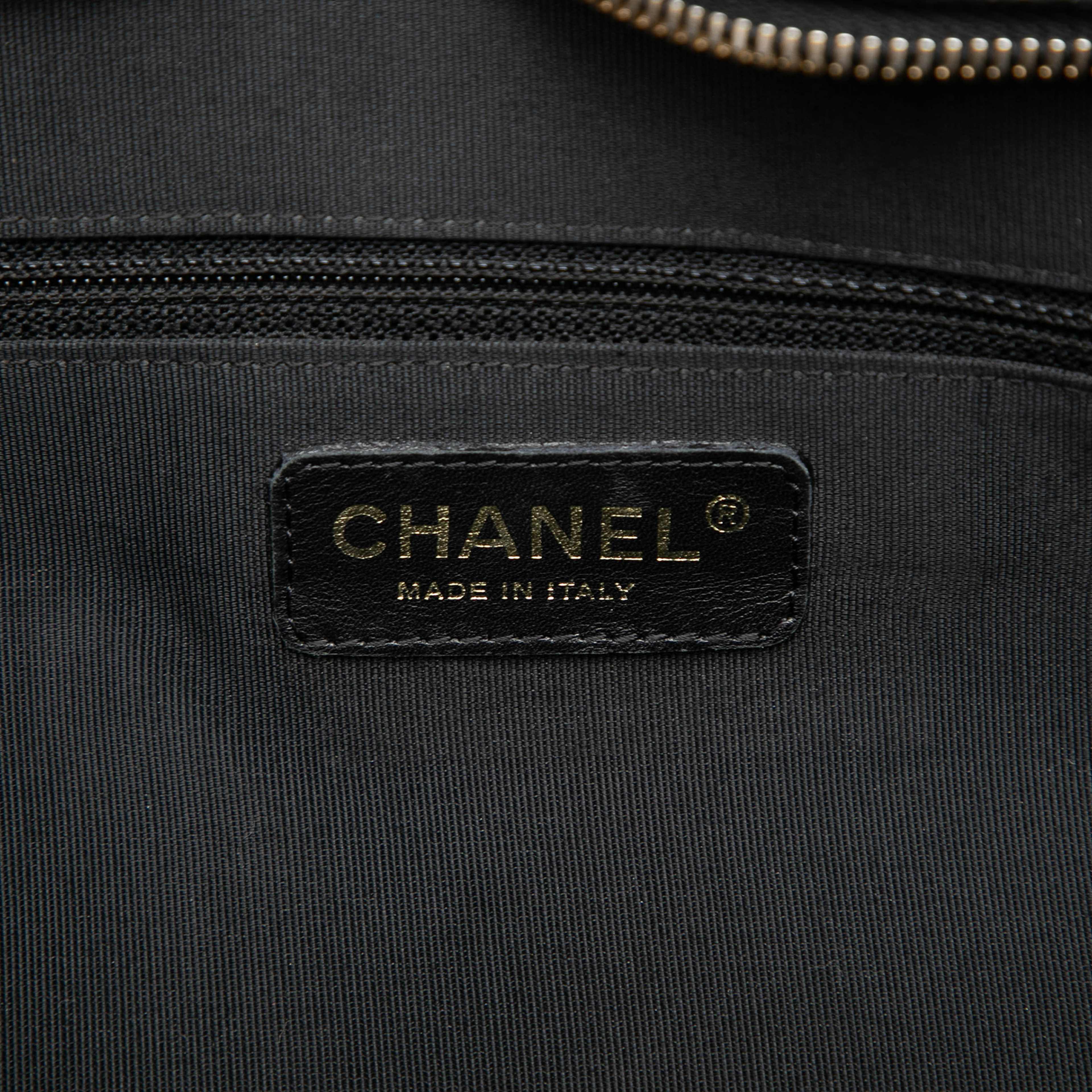 Chanel Large Cc Quilted Caviar Bowler Bag, från Luxclusif, i färgen black. Klicka för att öppna bilden i stort format