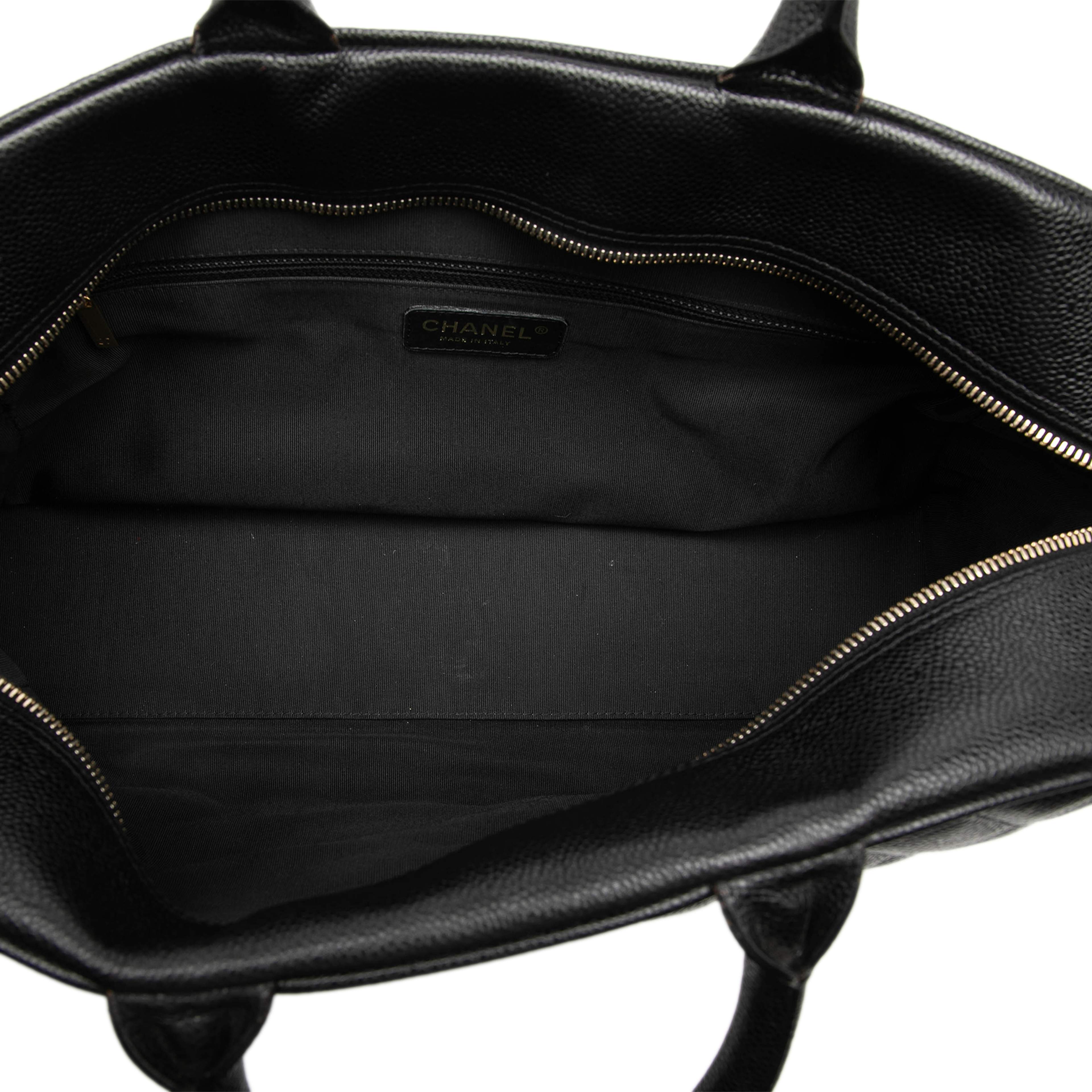 Chanel Large Cc Quilted Caviar Bowler Bag, från Luxclusif, i färgen black. Klicka för att öppna bilden i stort format