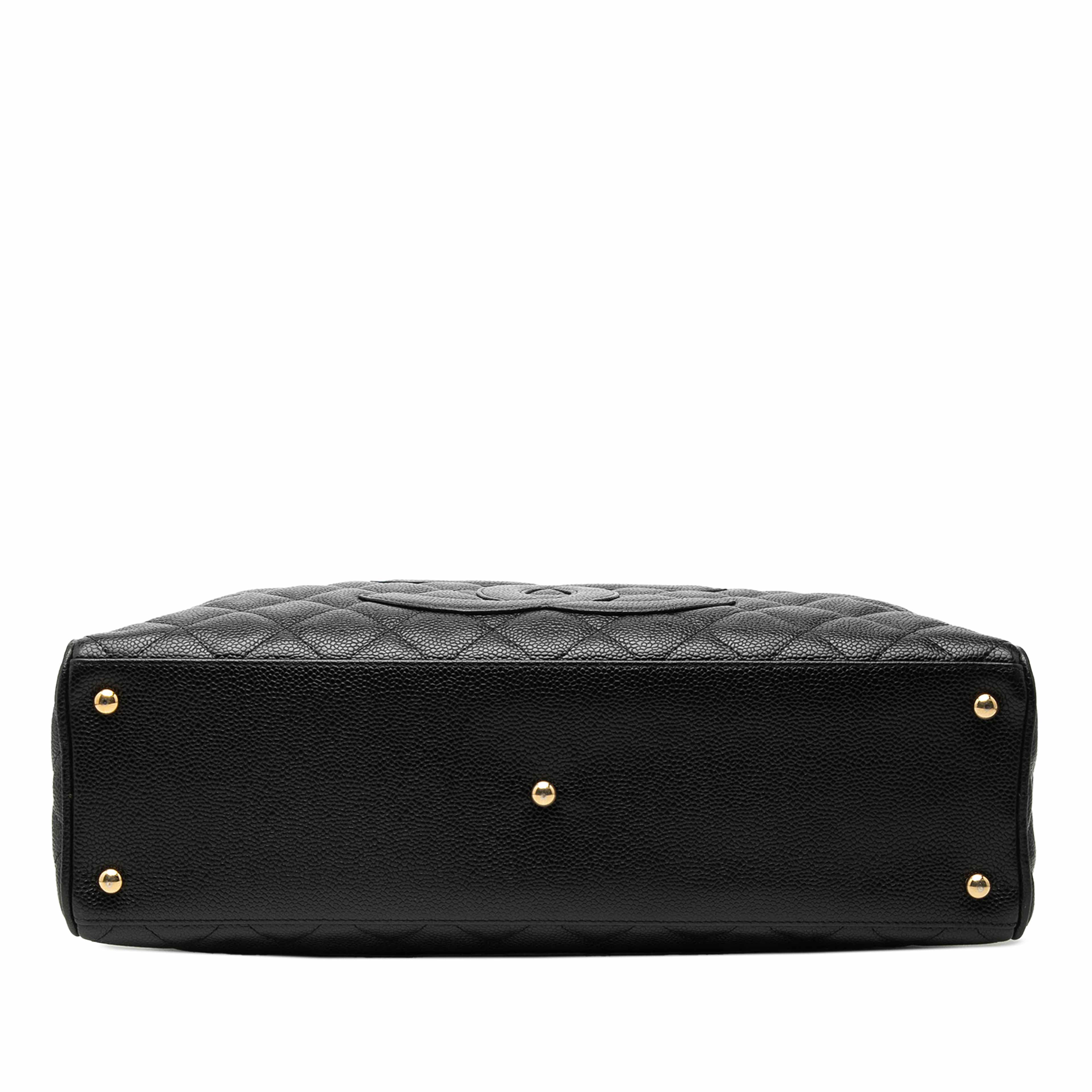 Chanel Large Cc Quilted Caviar Bowler Bag, från Luxclusif, i färgen black. Klicka för att öppna bilden i stort format
