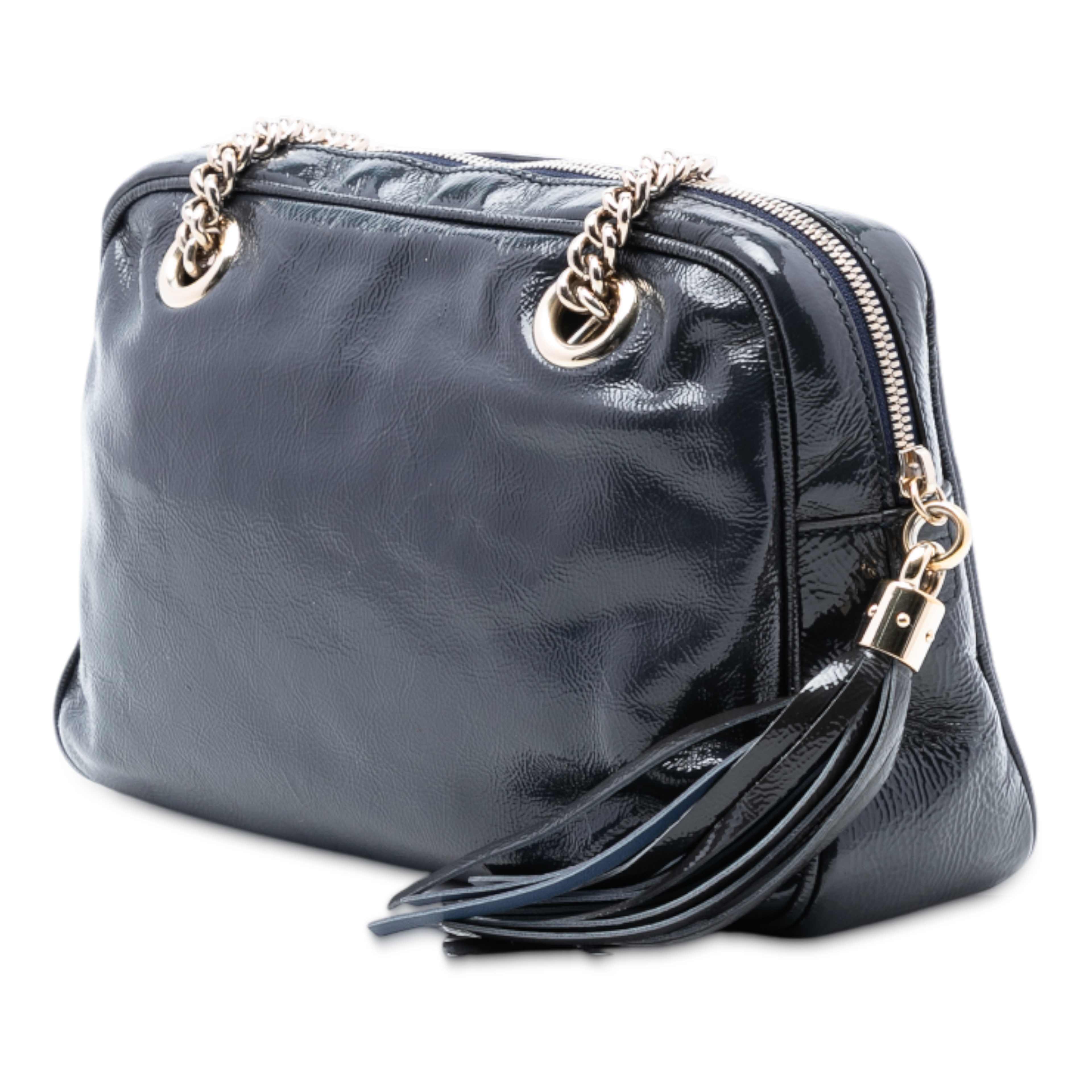 Gucci Patent Soho Chain Zip Shoulder Bag, från Luxclusif, i färgen navy. Klicka för att öppna bilden i stort format