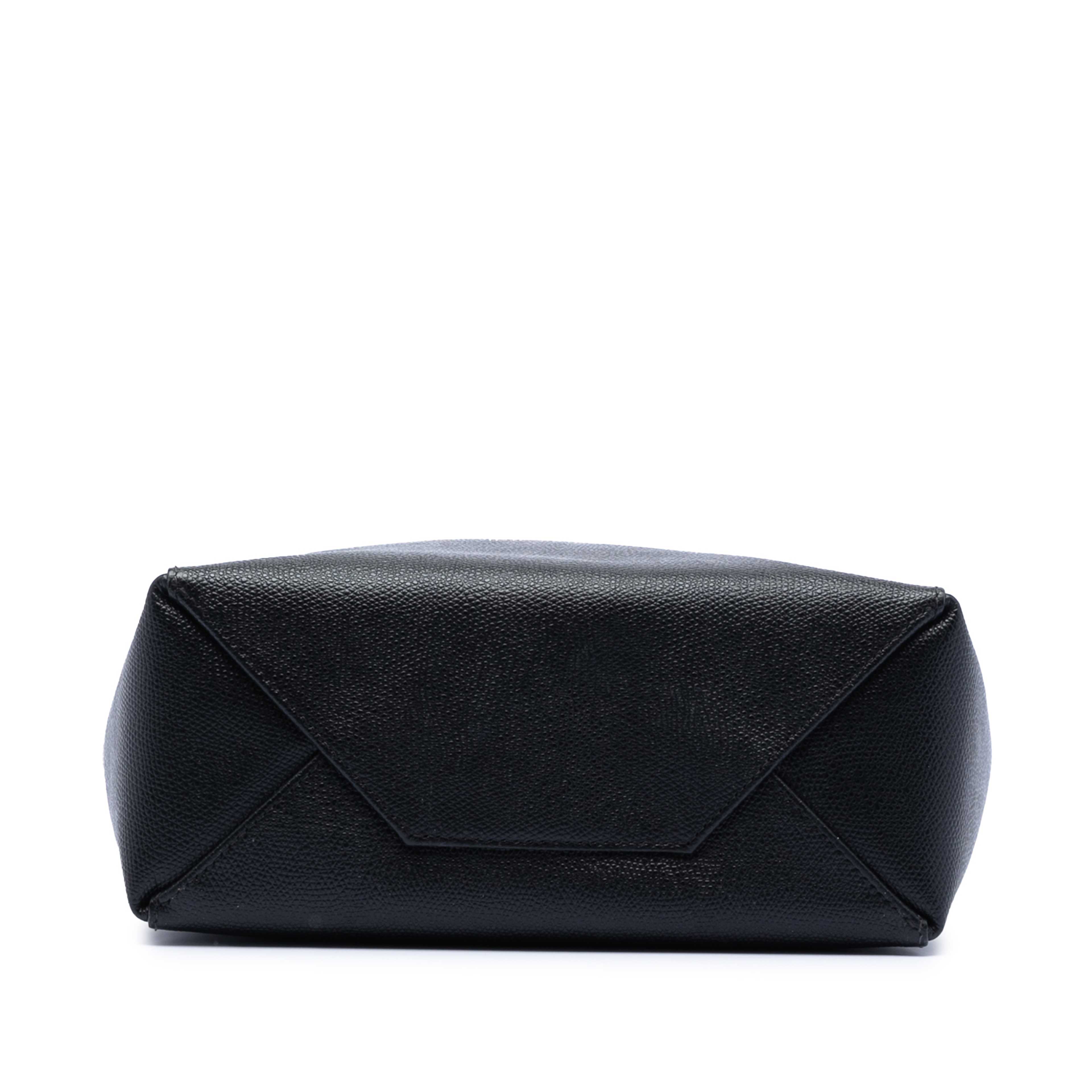 Celine Small Bicolor Grained Calfskin Vertical Cabas Tote, från Luxclusif, i färgen white. Klicka för att öppna bilden i stort format