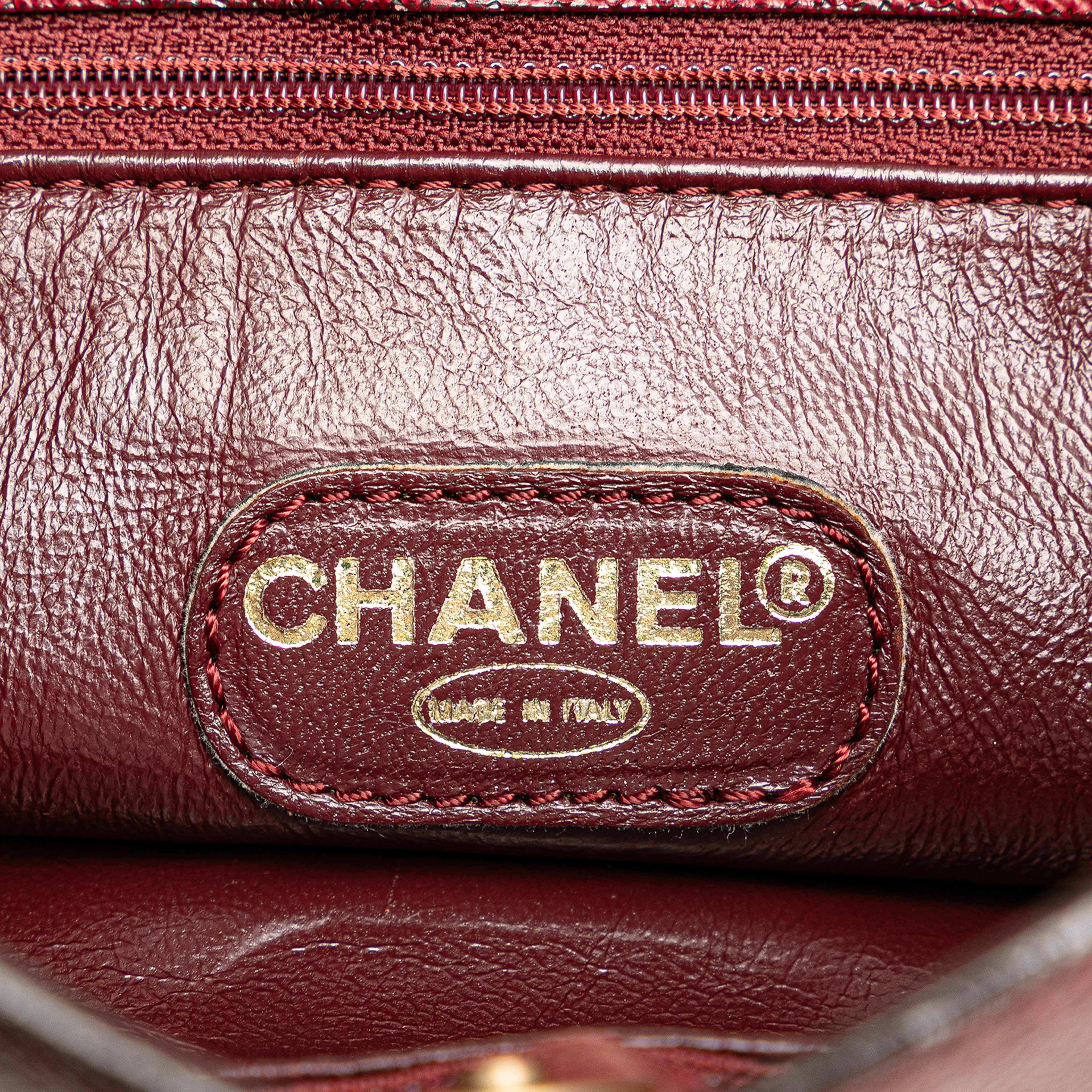 Chanel Caviar Logo Tote, från Luxclusif, i färgen burgundy. Klicka för att öppna bilden i stort format