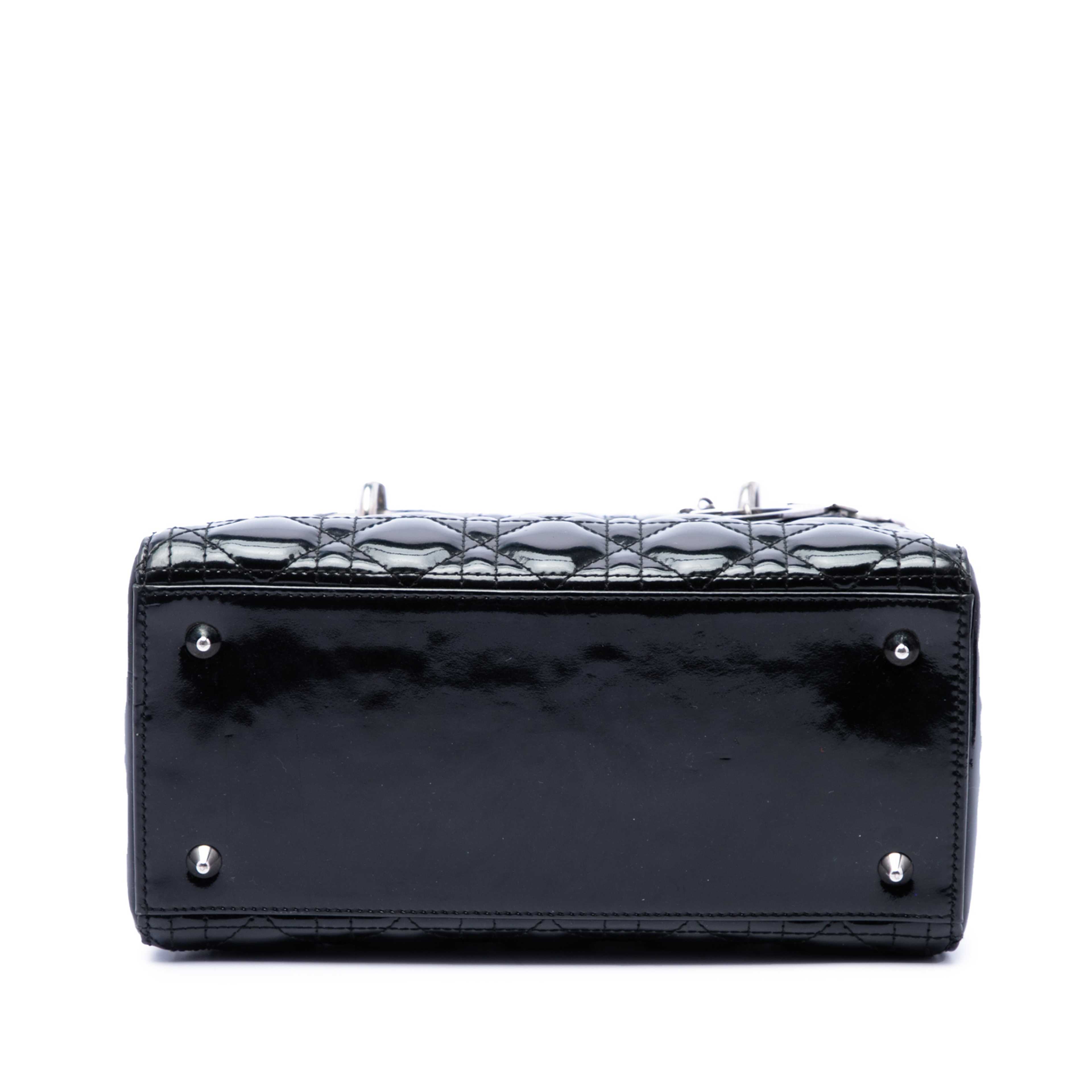 Dior Medium Patent Cannage Lady Dior, från Luxclusif, i färgen svart. Klicka för att öppna bilden i stort format