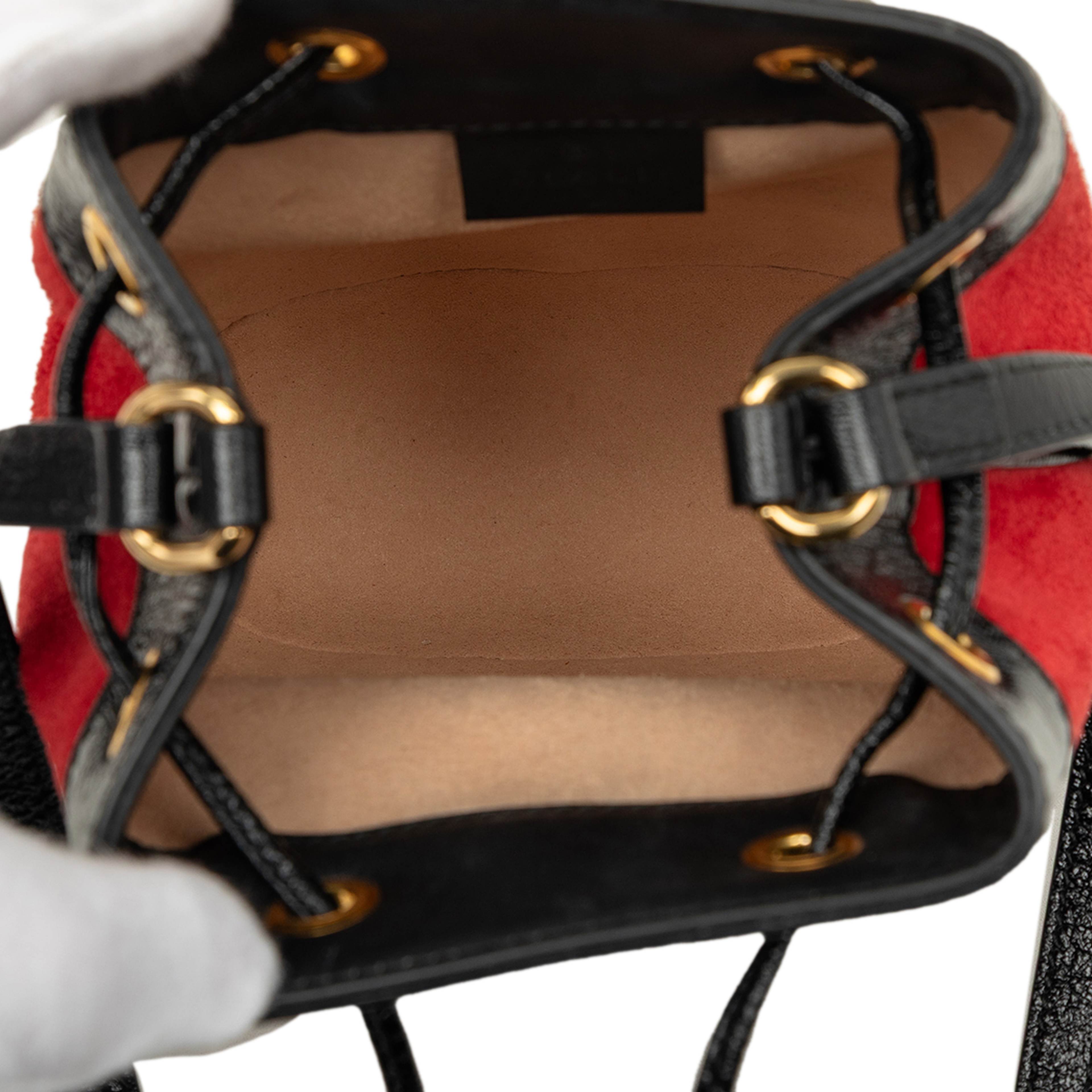 Gucci Mini Suede And Patent Web Ophidia Bucket Bag, från Luxclusif, i färgen röd. Klicka för att öppna bilden i stort format