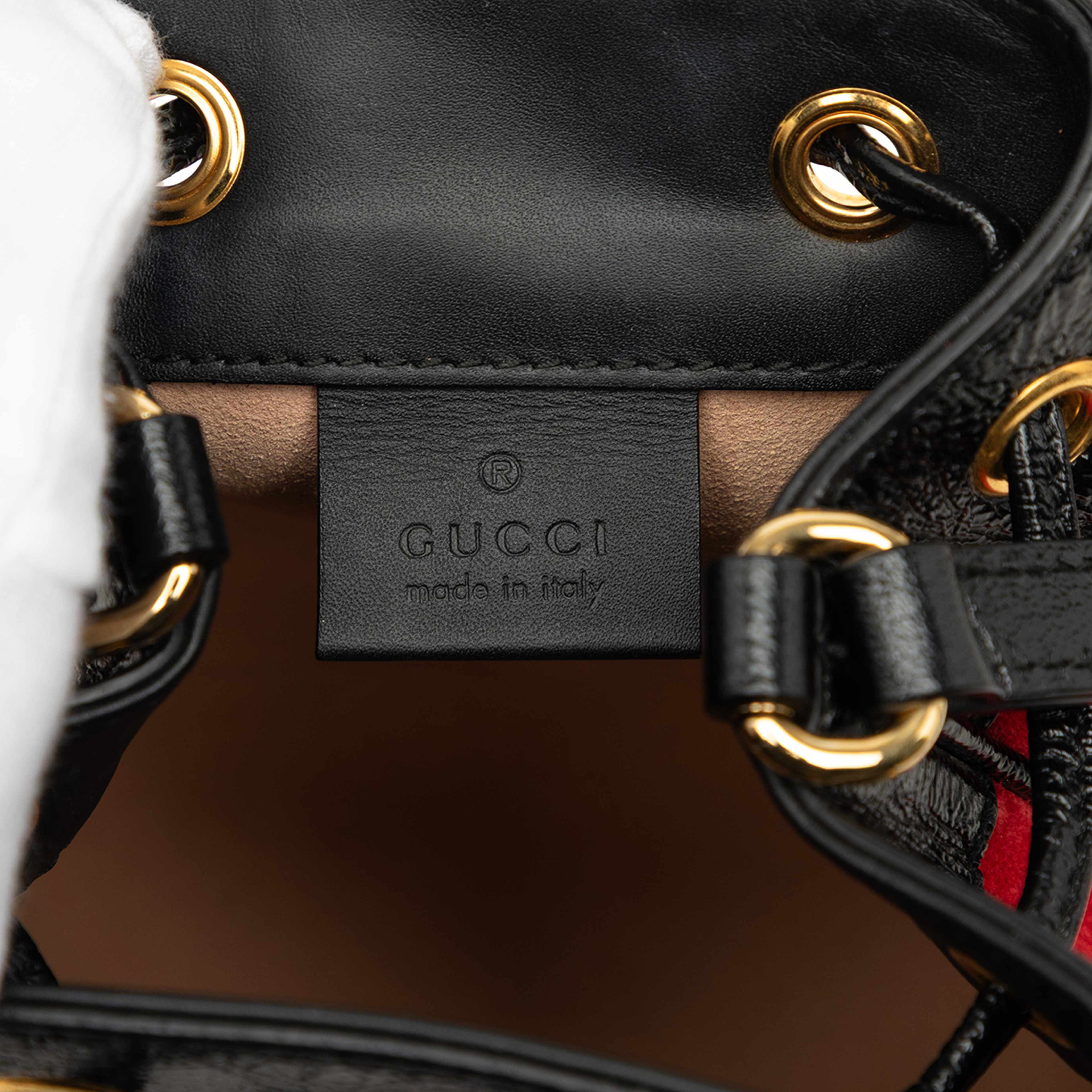 Gucci Mini Suede And Patent Web Ophidia Bucket Bag, från Luxclusif, i färgen röd. Klicka för att öppna bilden i stort format
