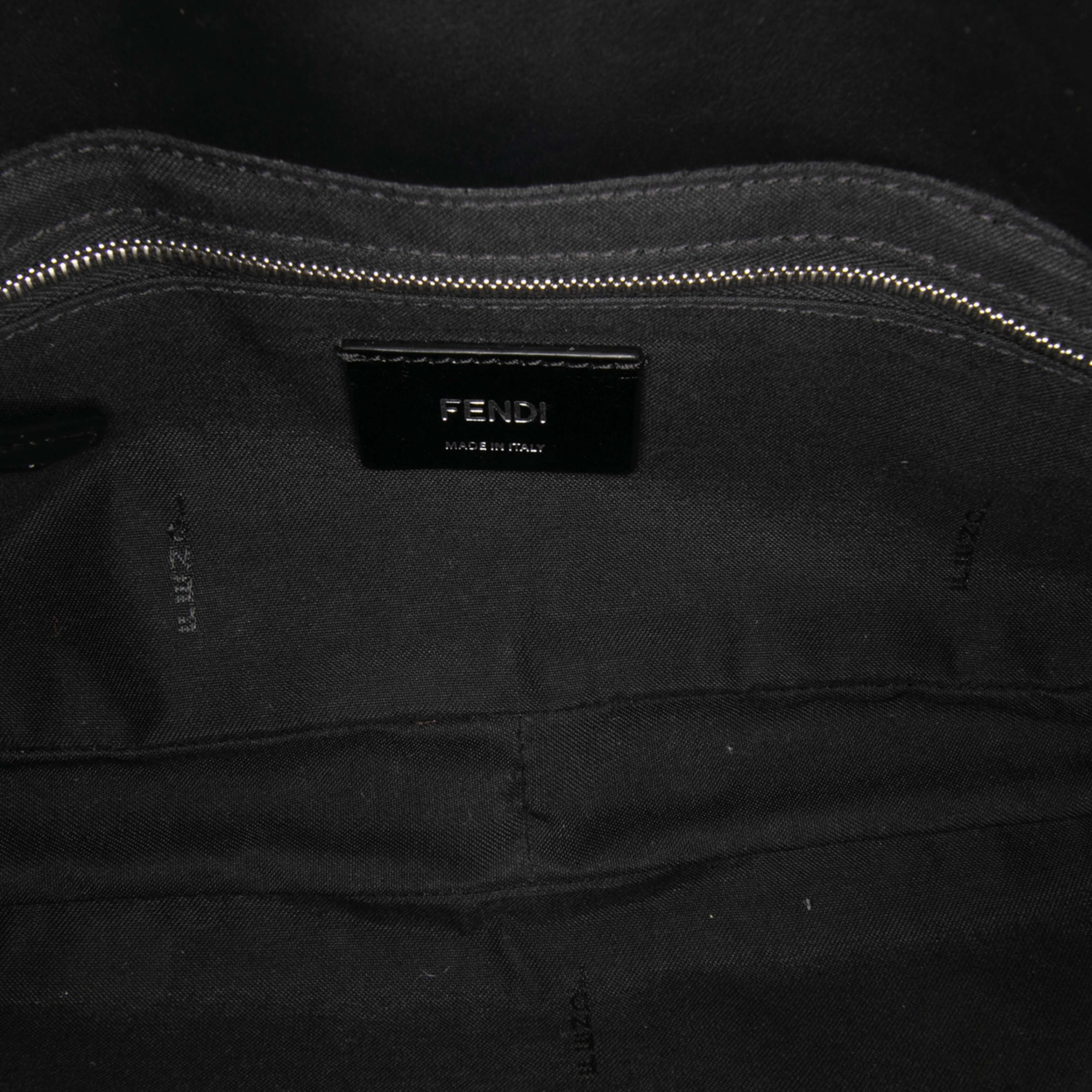Fendi Zucca Canvas Convertible Baguette Satchel, från Luxclusif, i färgen brown. Klicka för att öppna bilden i stort format