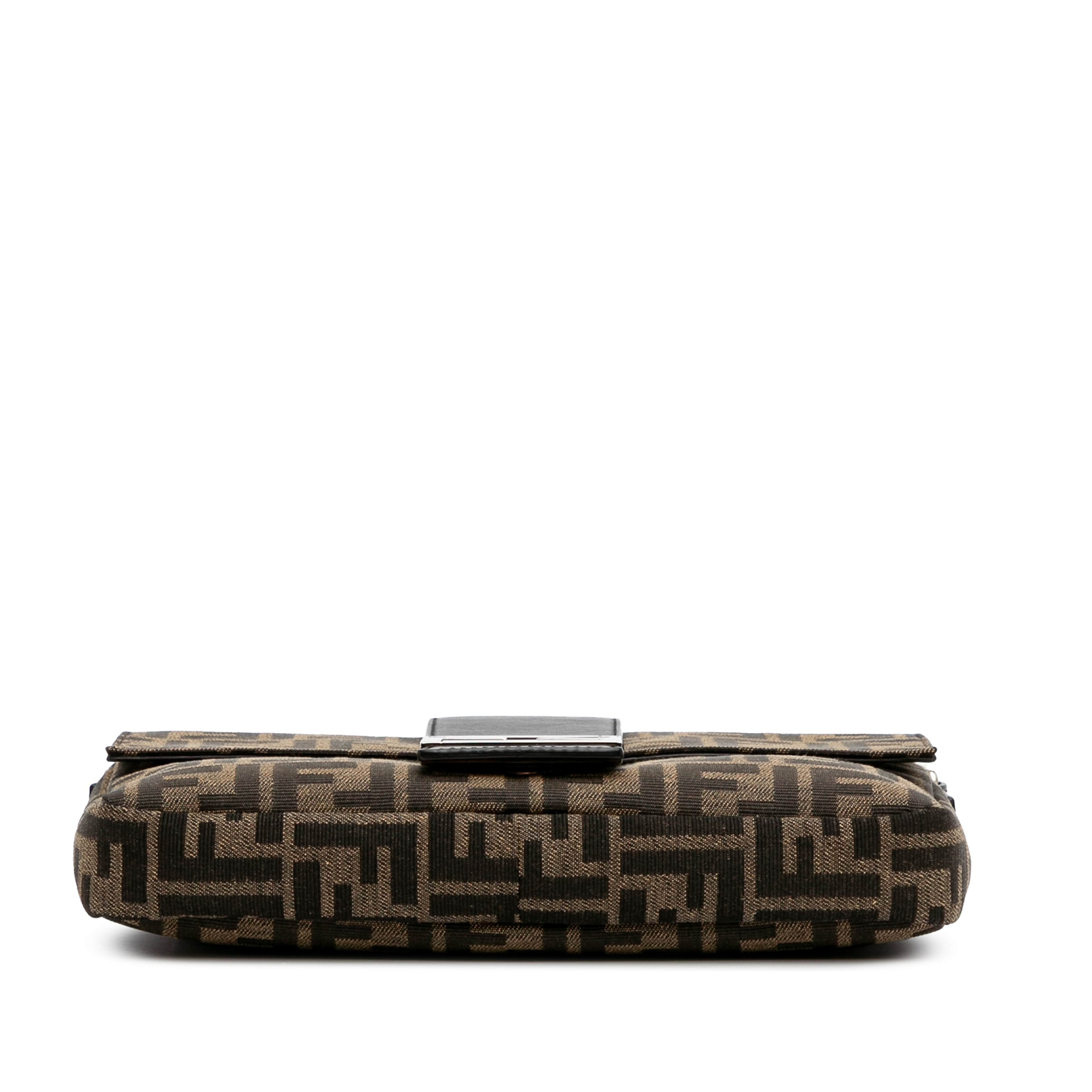 Fendi Zucca Canvas Convertible Baguette Satchel, från Luxclusif, i färgen brown. Klicka för att öppna bilden i stort format