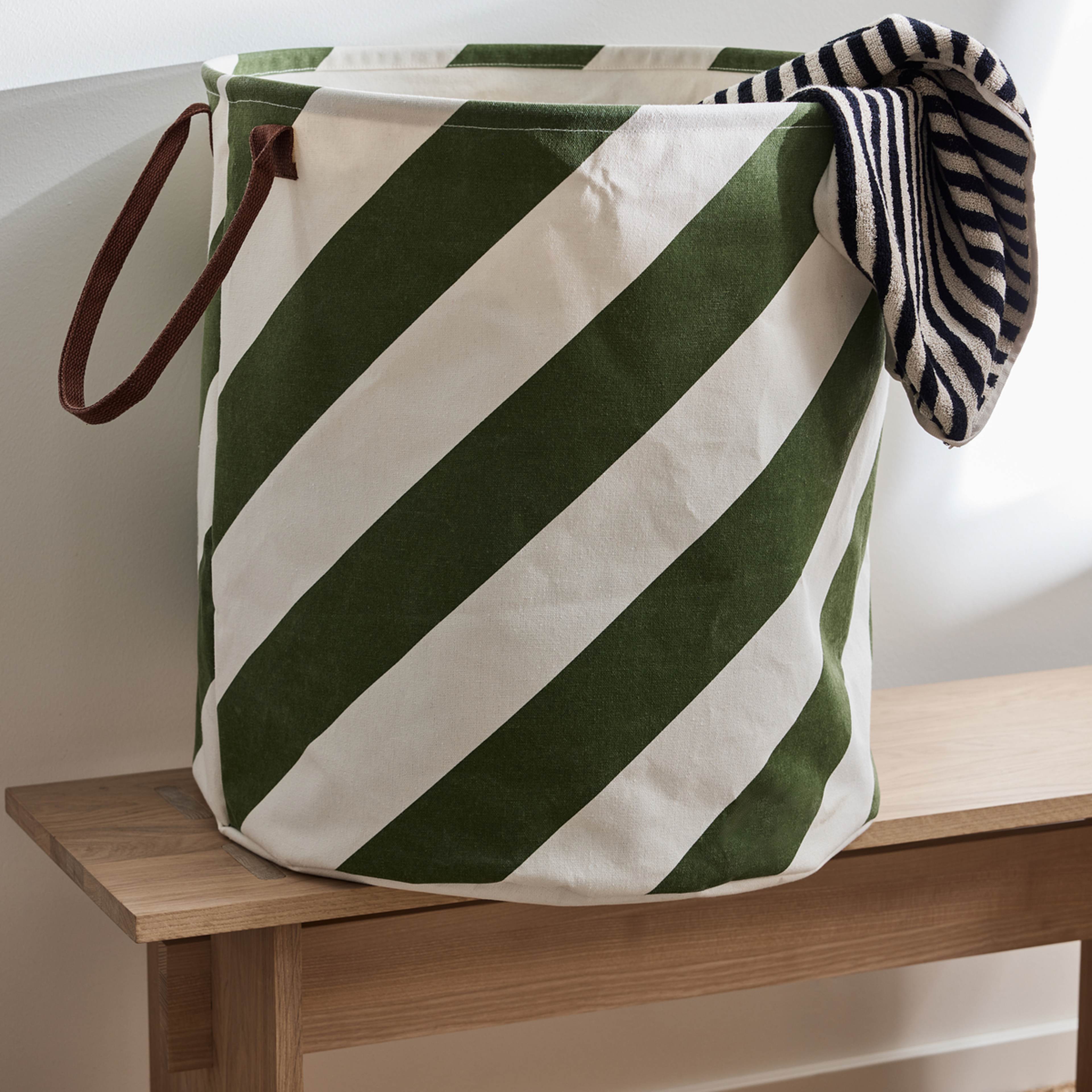 Sakki Storage Basket, från OYOY Living, i färgen olive. Klicka för att öppna bilden i stort format
