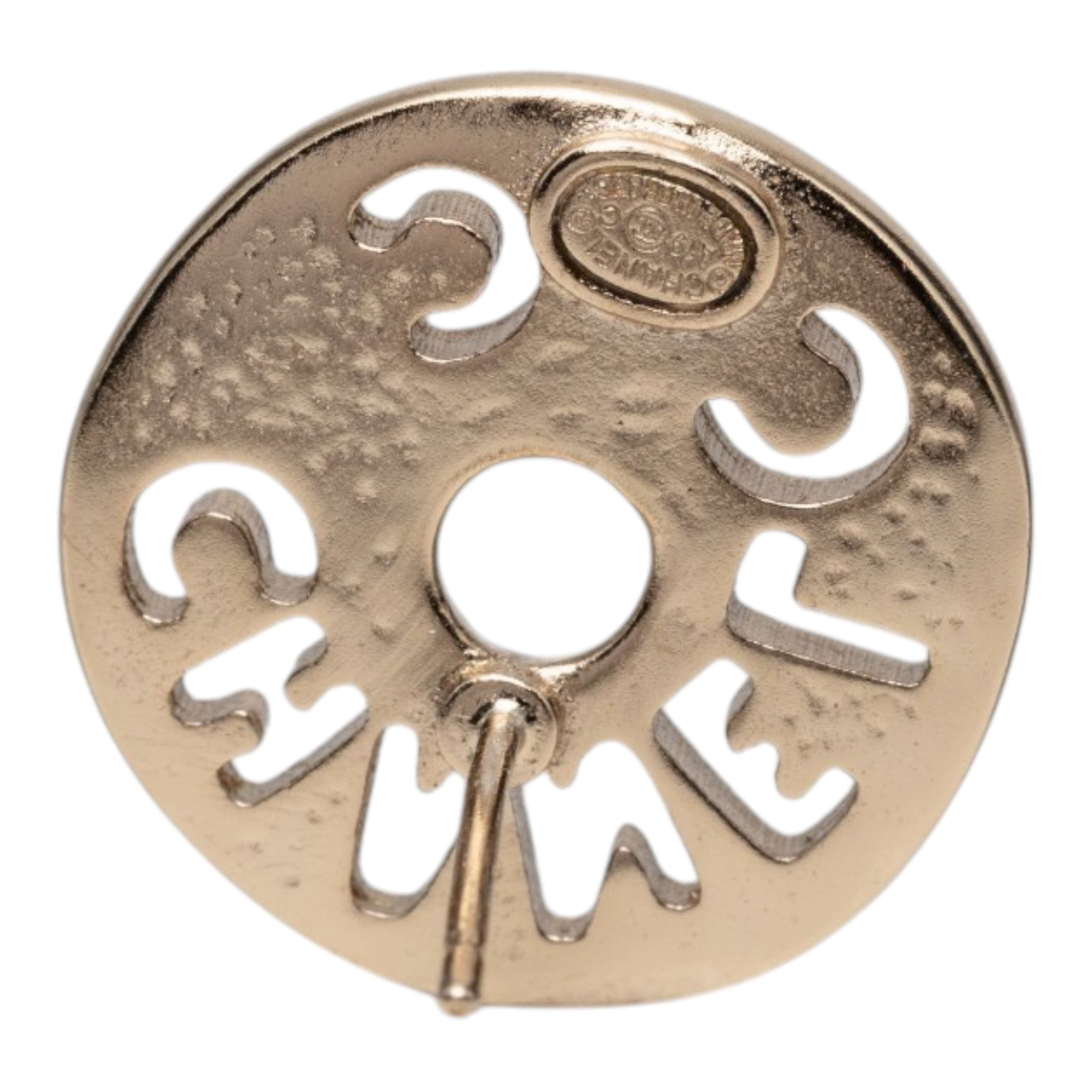 Chanel Gold Plated Strass Faux Pearl Coco Logo Disc Pushback Earrings, från Luxclusif, i färgen guld. Klicka för att öppna bilden i stort format