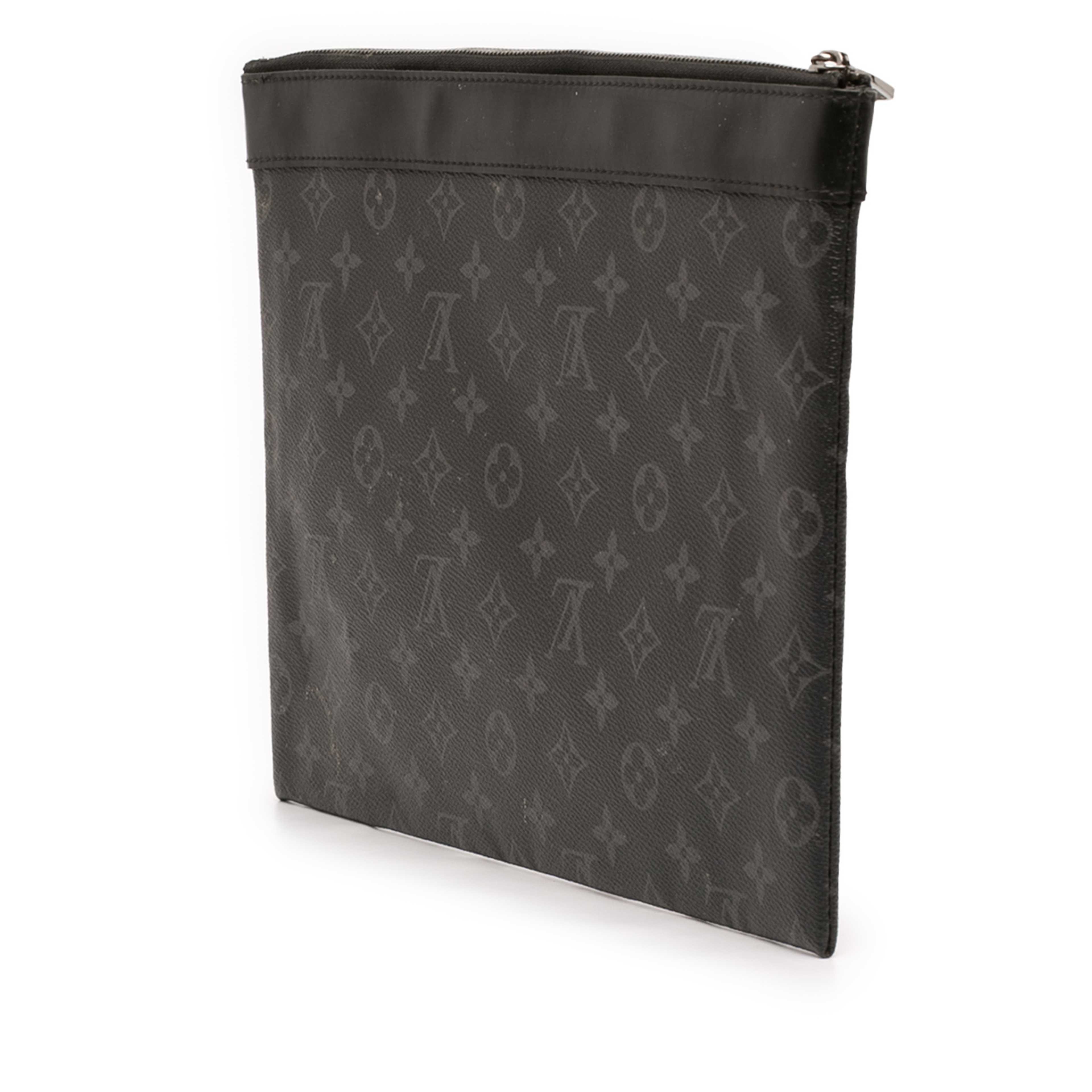 Louis Vuitton Monogram Eclipse Discovery Pochette Gm, från Luxclusif, i färgen svart. Klicka för att öppna bilden i stort format
