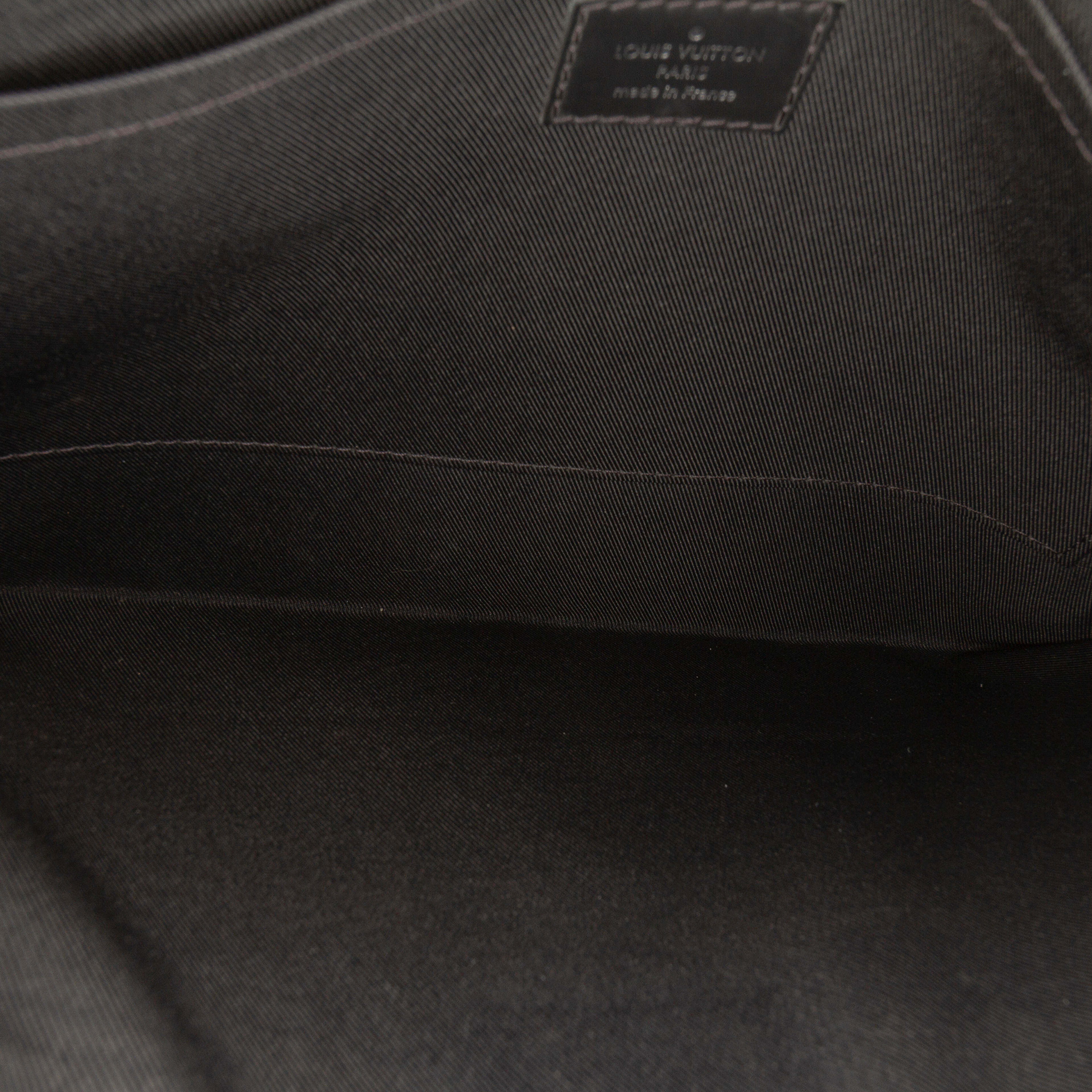 Louis Vuitton Monogram Eclipse Discovery Pochette Gm, från Luxclusif, i färgen svart. Klicka för att öppna bilden i stort format
