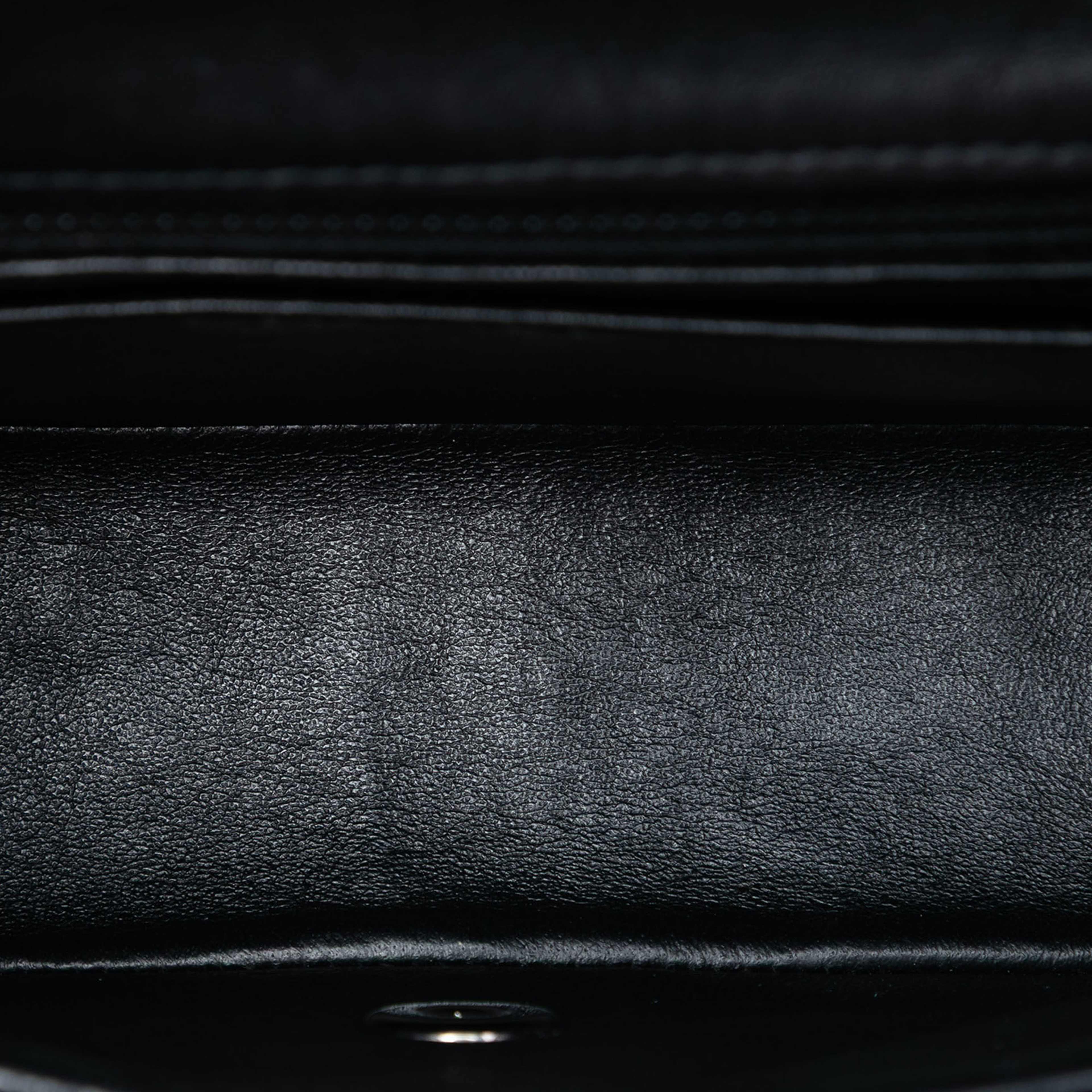 Chanel Mini Square Classic Lambskin Single Flap, från Luxclusif, i färgen black. Klicka för att öppna bilden i stort format