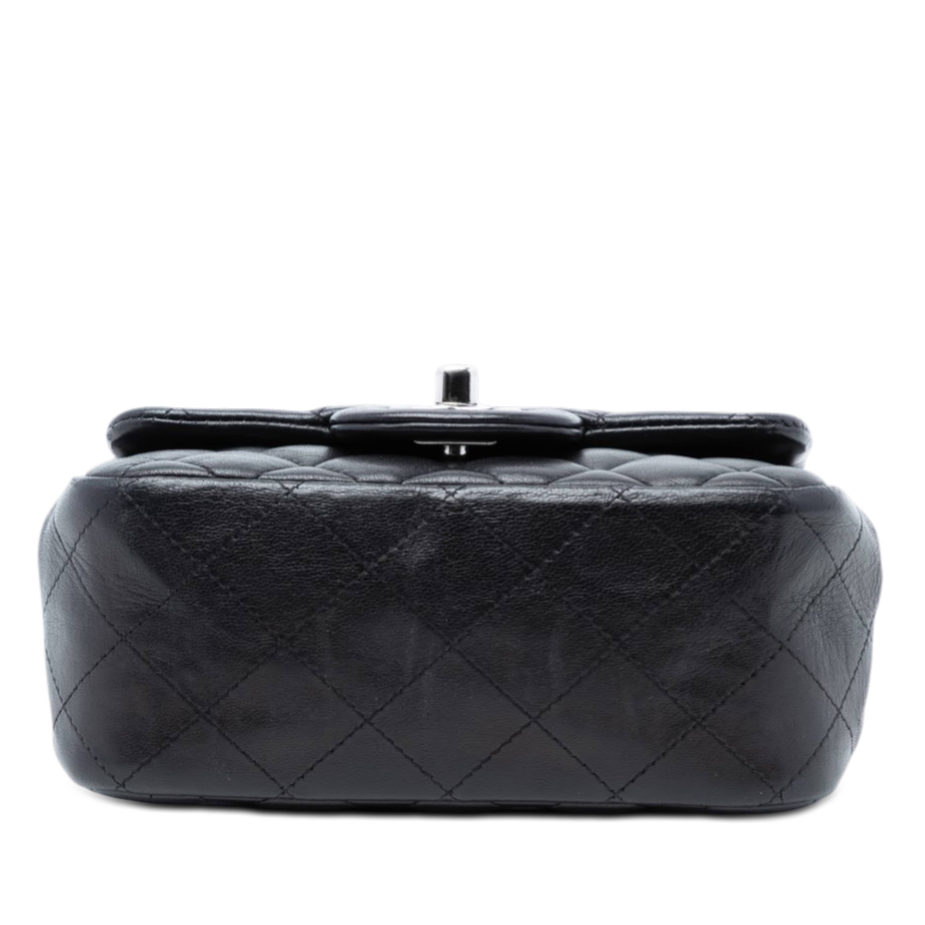 Chanel Mini Square Classic Lambskin Single Flap, från Luxclusif, i färgen black. Klicka för att öppna bilden i stort format