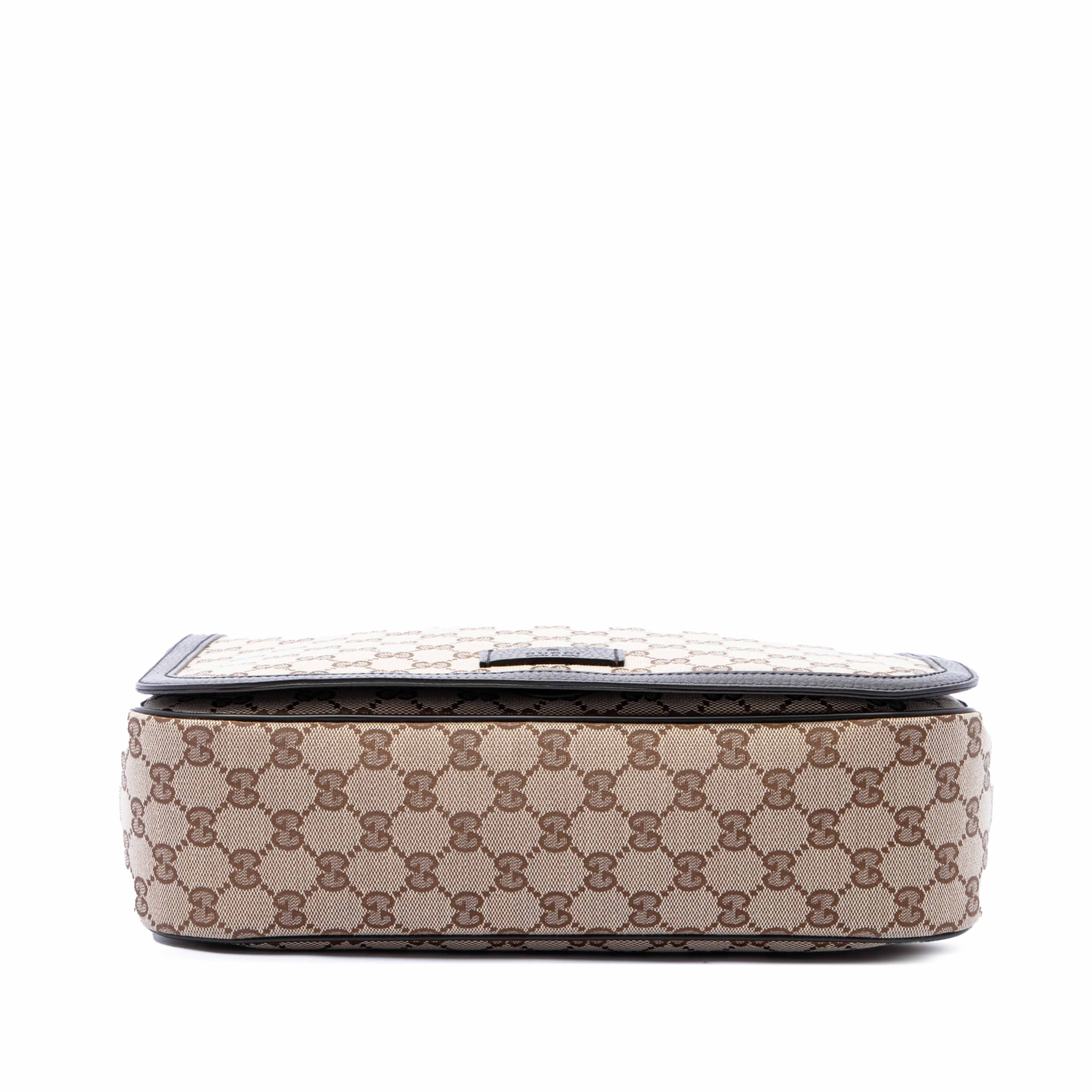 Gucci Gg Canvas Flap Crossbody, från Luxclusif, i färgen beige. Klicka för att öppna bilden i stort format