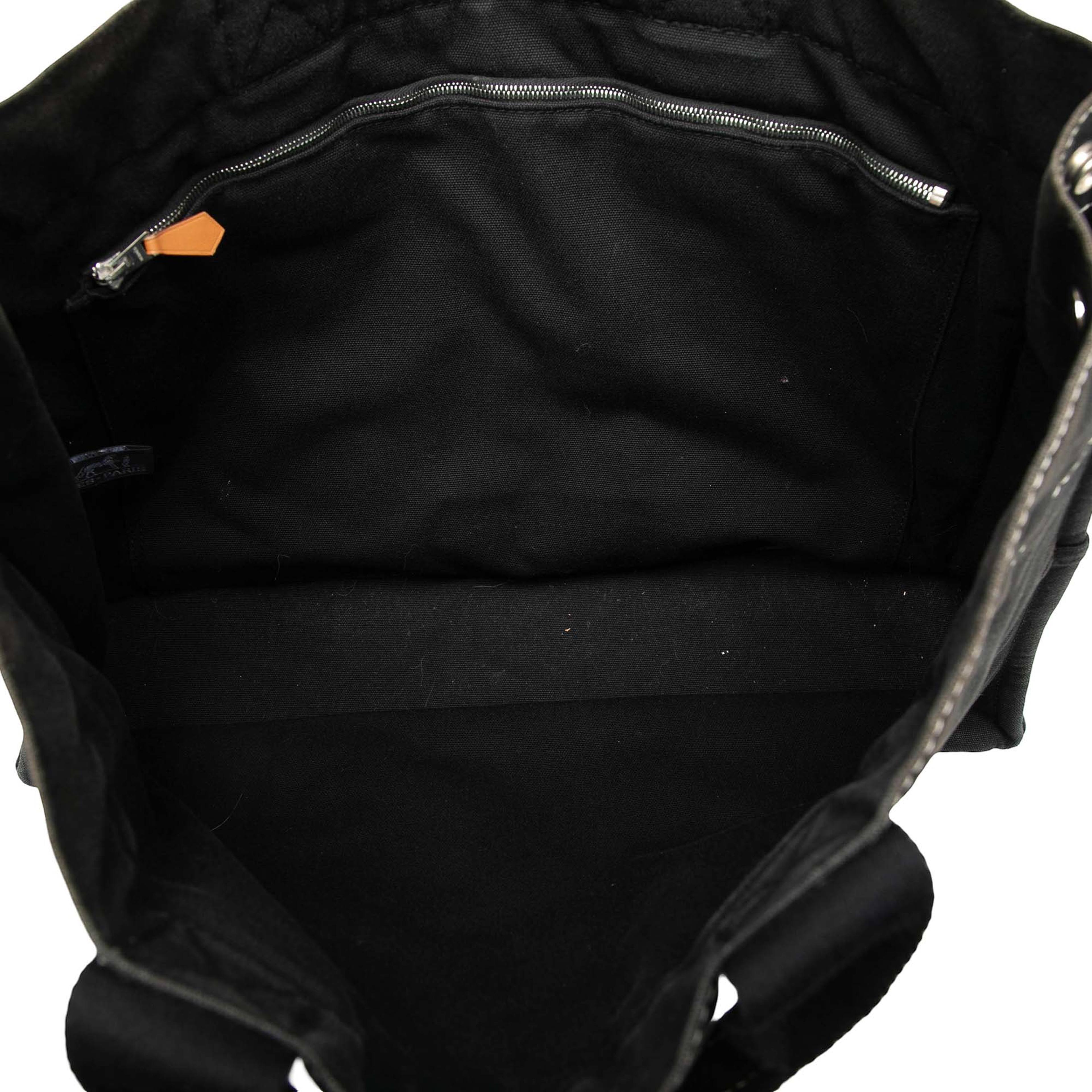 Hermès Canvas Fourre Tout Mm, från Luxclusif, i färgen black. Klicka för att öppna bilden i stort format