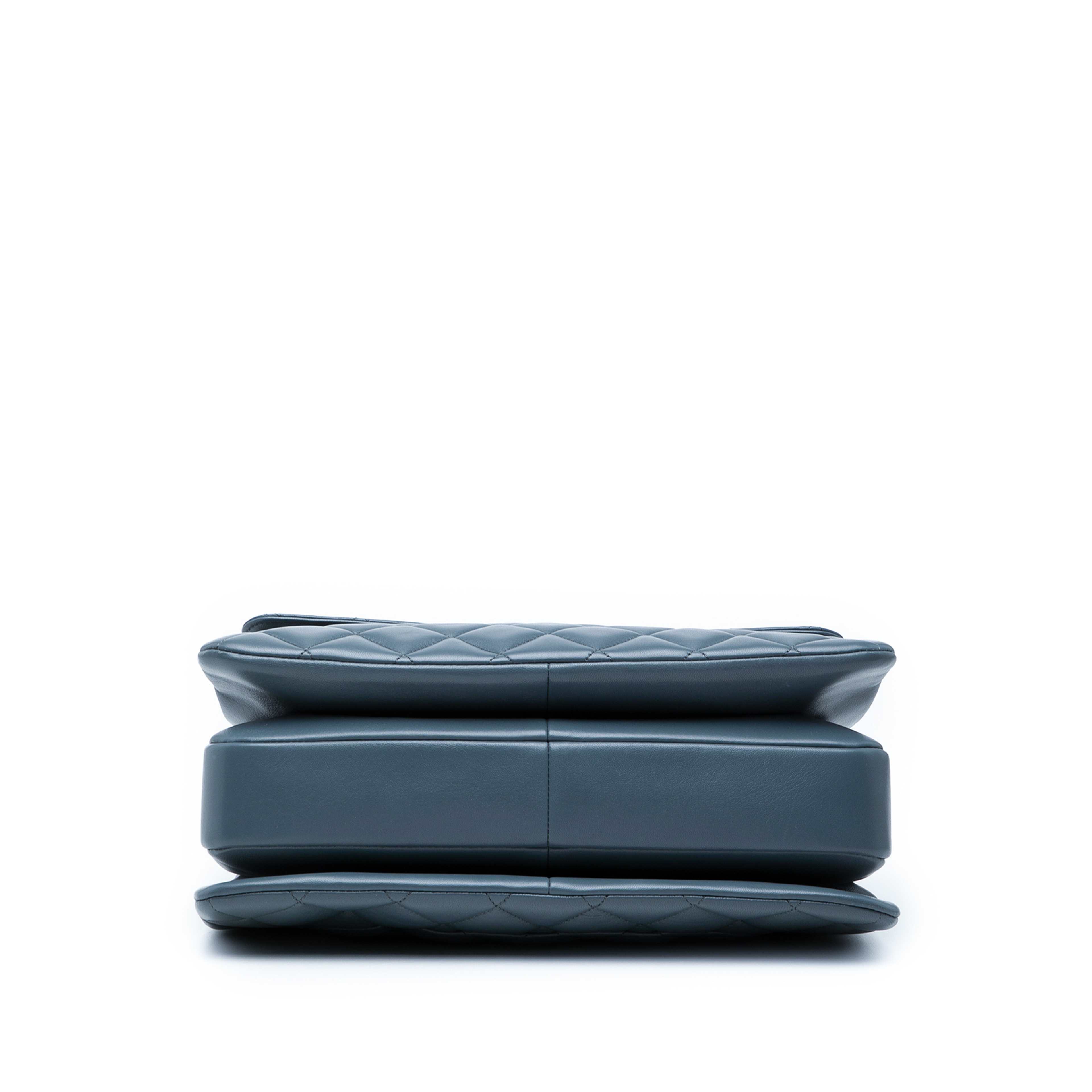 Chanel Large Lambskin Trendy Cc Top Handle Flap, från Luxclusif, i färgen blå. Klicka för att öppna bilden i stort format