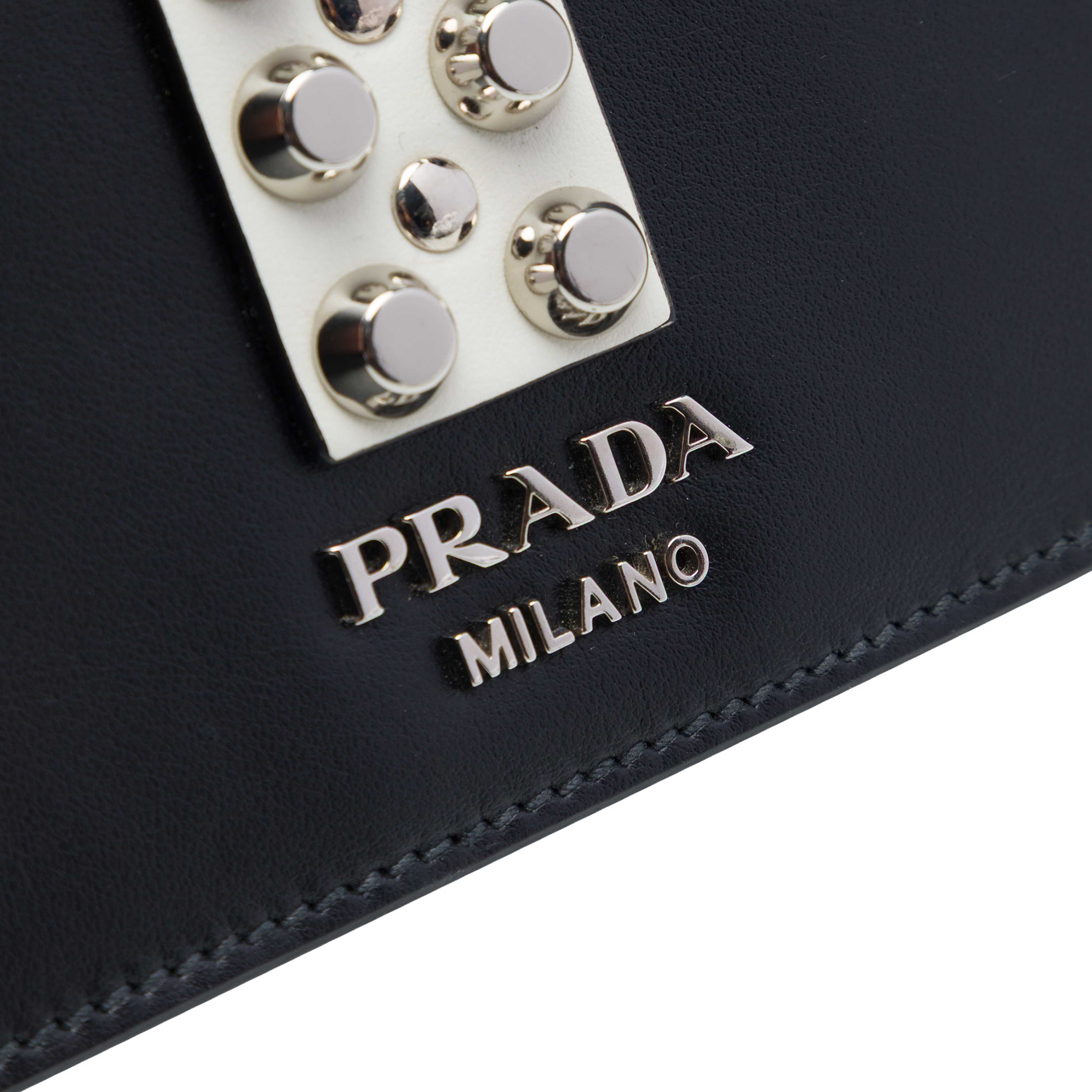 Prada City Calfskin And Saffiano Studded Elektra Crossbody, från Luxclusif, i färgen svart. Klicka för att öppna bilden i stort format