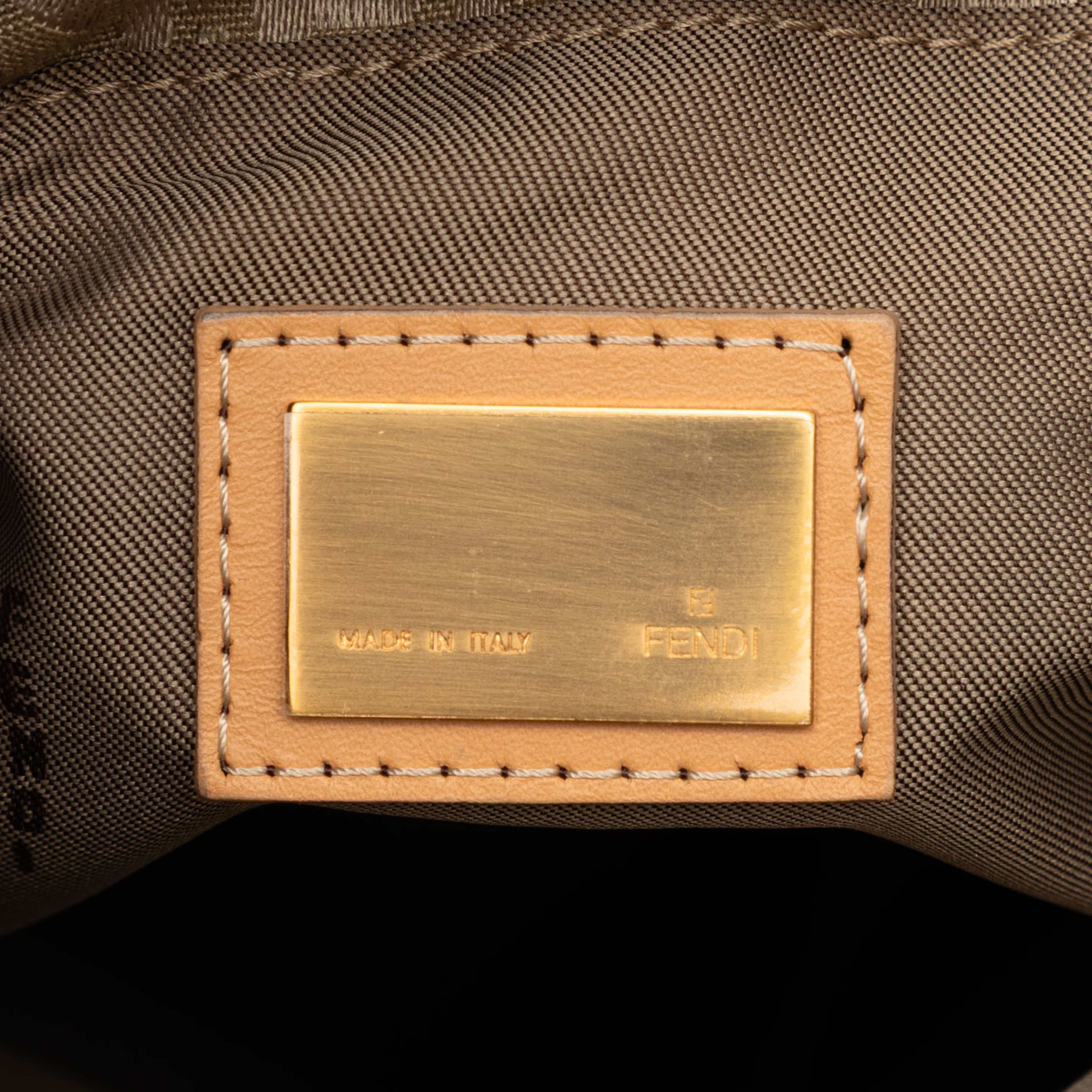 Fendi Zucchino Canvas Tote, från Luxclusif, i färgen beige. Klicka för att öppna bilden i stort format