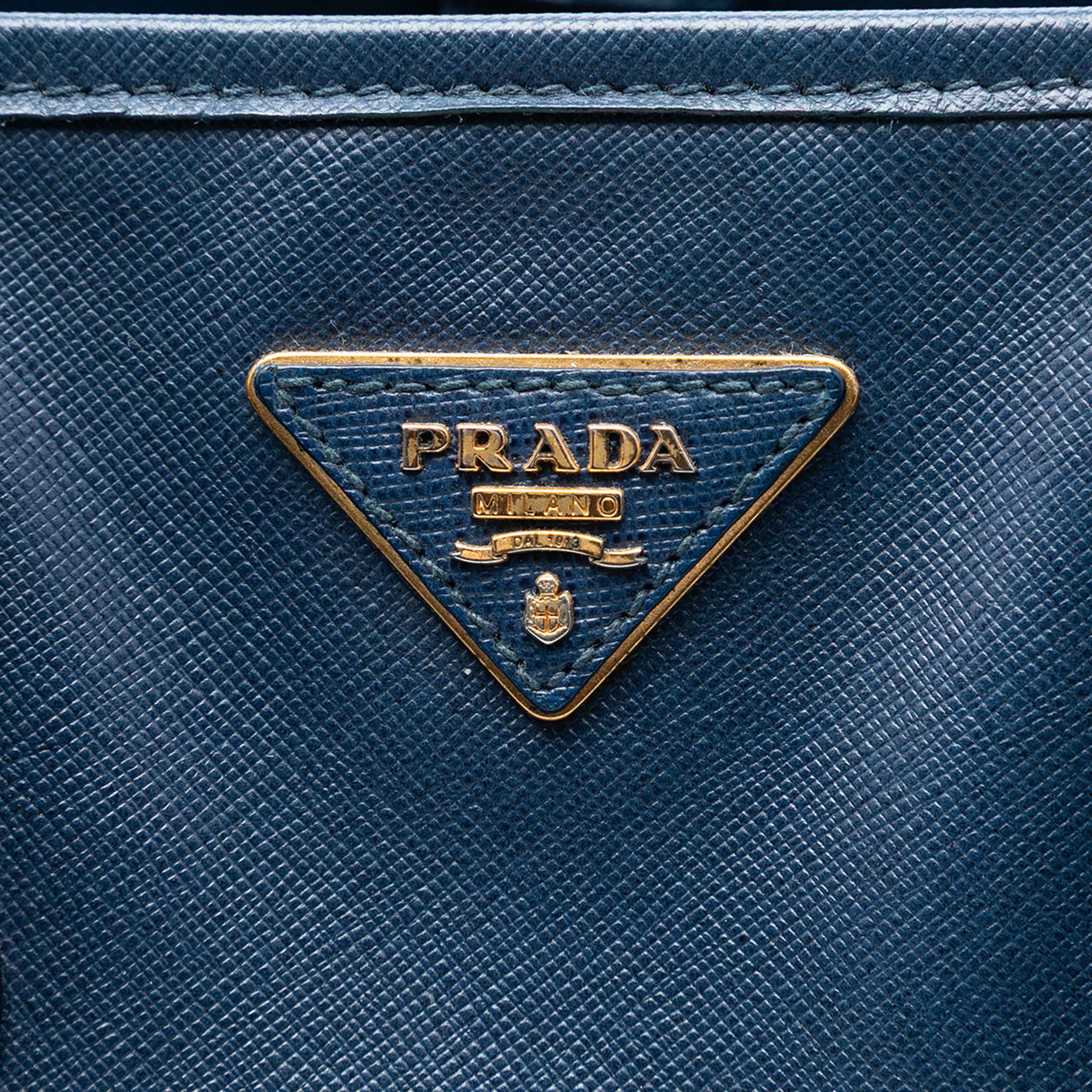 Prada Saffiano Lux Shopping Tote, från Luxclusif, i färgen blå. Klicka för att öppna bilden i stort format