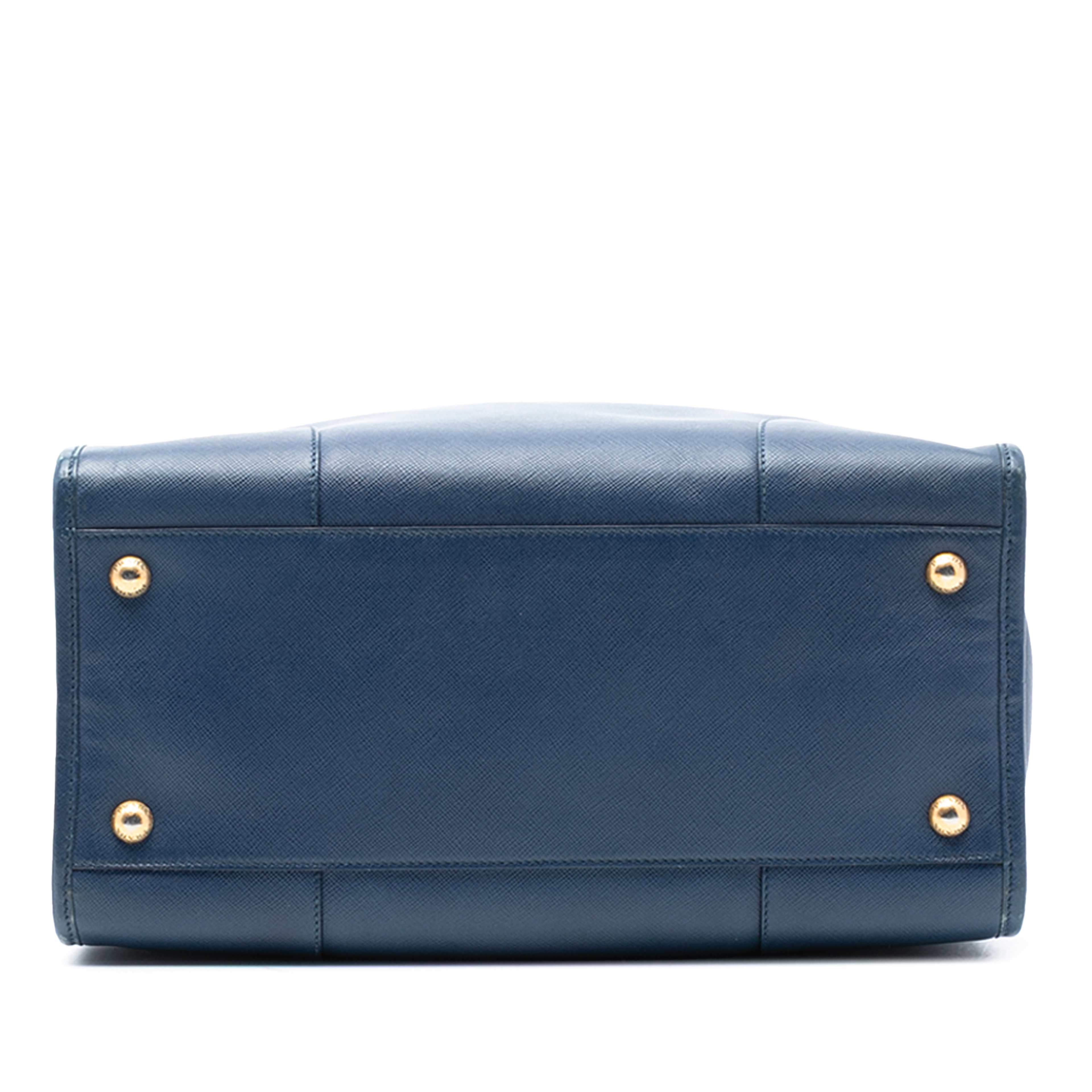 Prada Saffiano Lux Shopping Tote, från Luxclusif, i färgen dark blue. Klicka för att öppna bilden i stort format