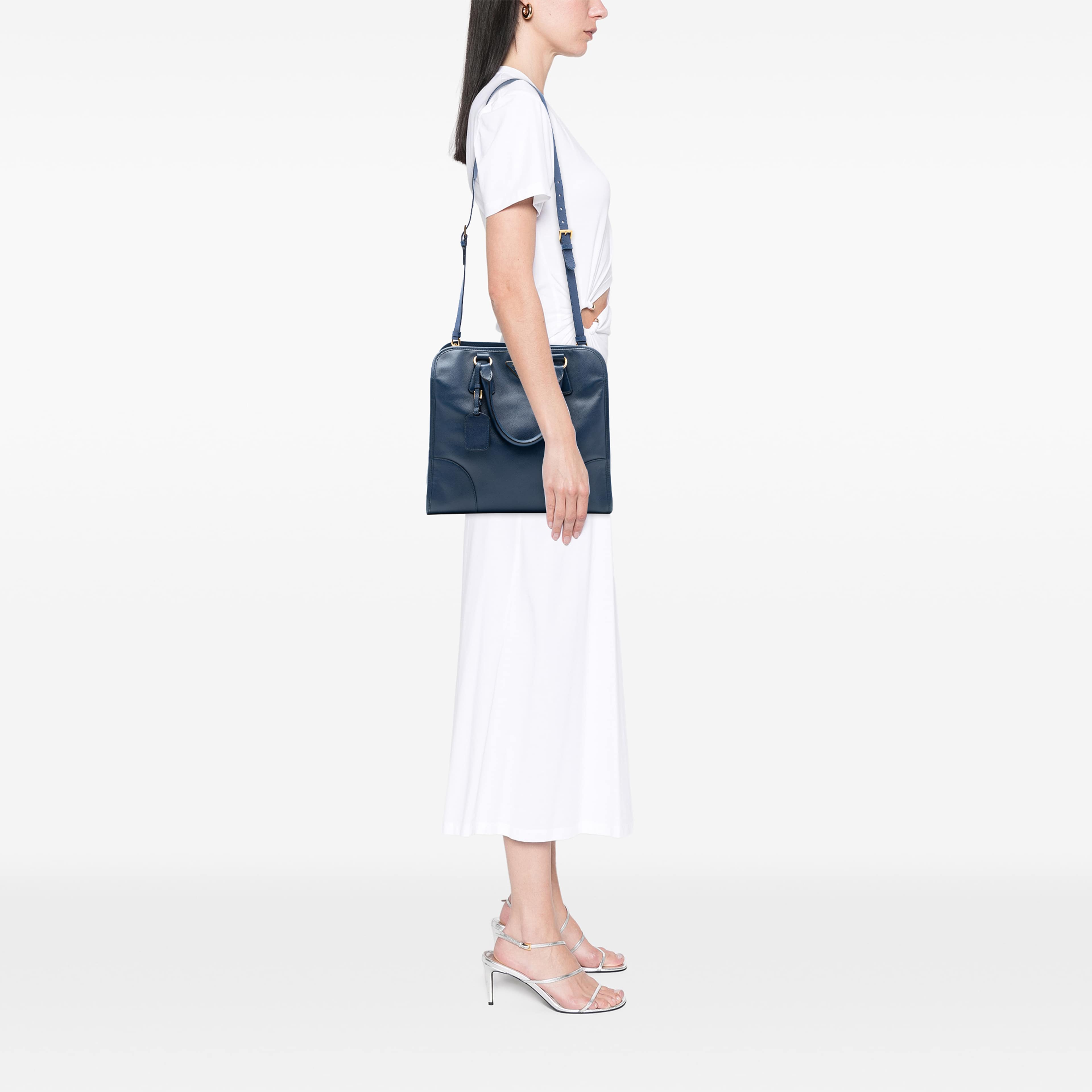 Prada Saffiano Lux Shopping Tote, från Luxclusif, i färgen blå. Klicka för att öppna bilden i stort format