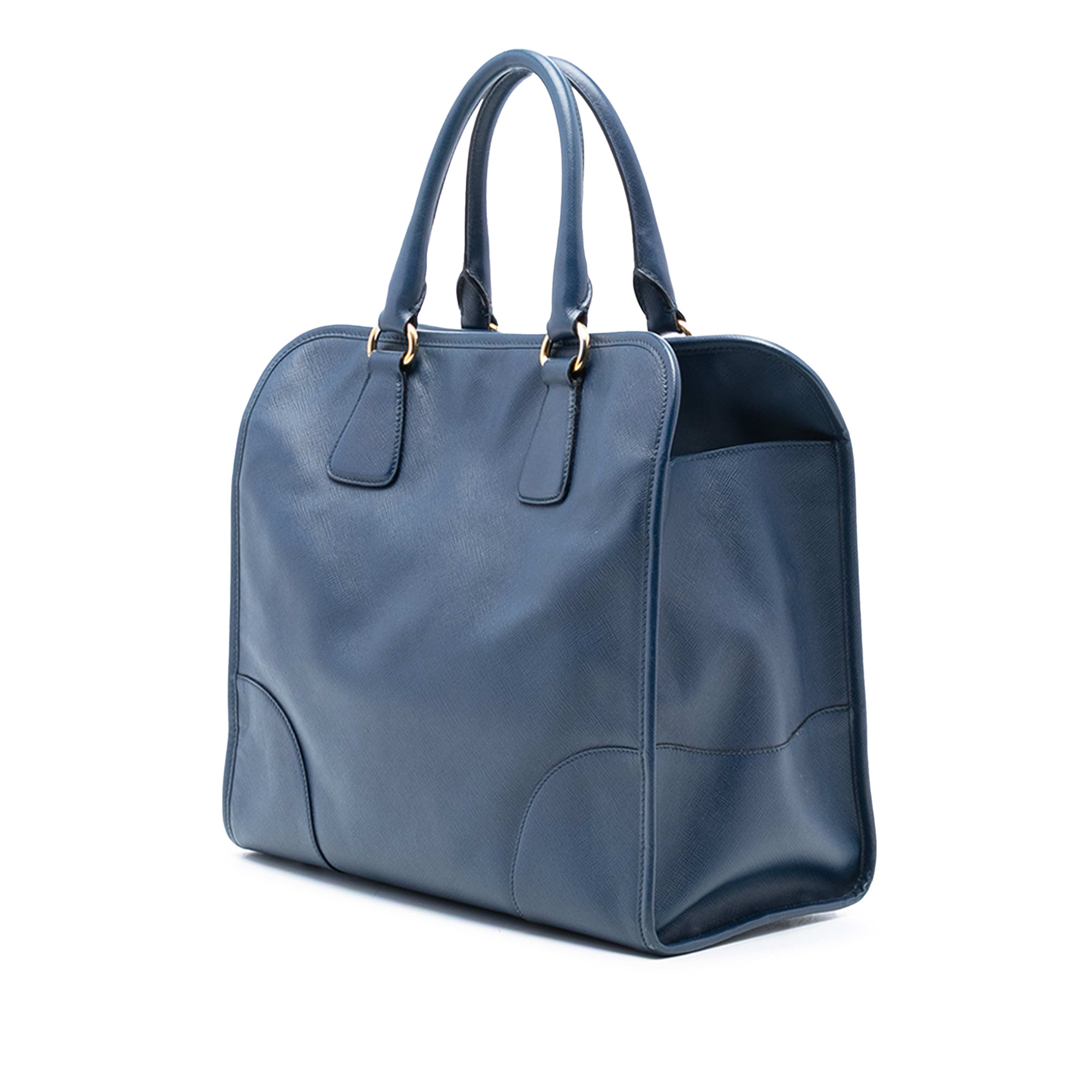 Prada Saffiano Lux Shopping Tote, från Luxclusif, i färgen blå. Klicka för att öppna bilden i stort format