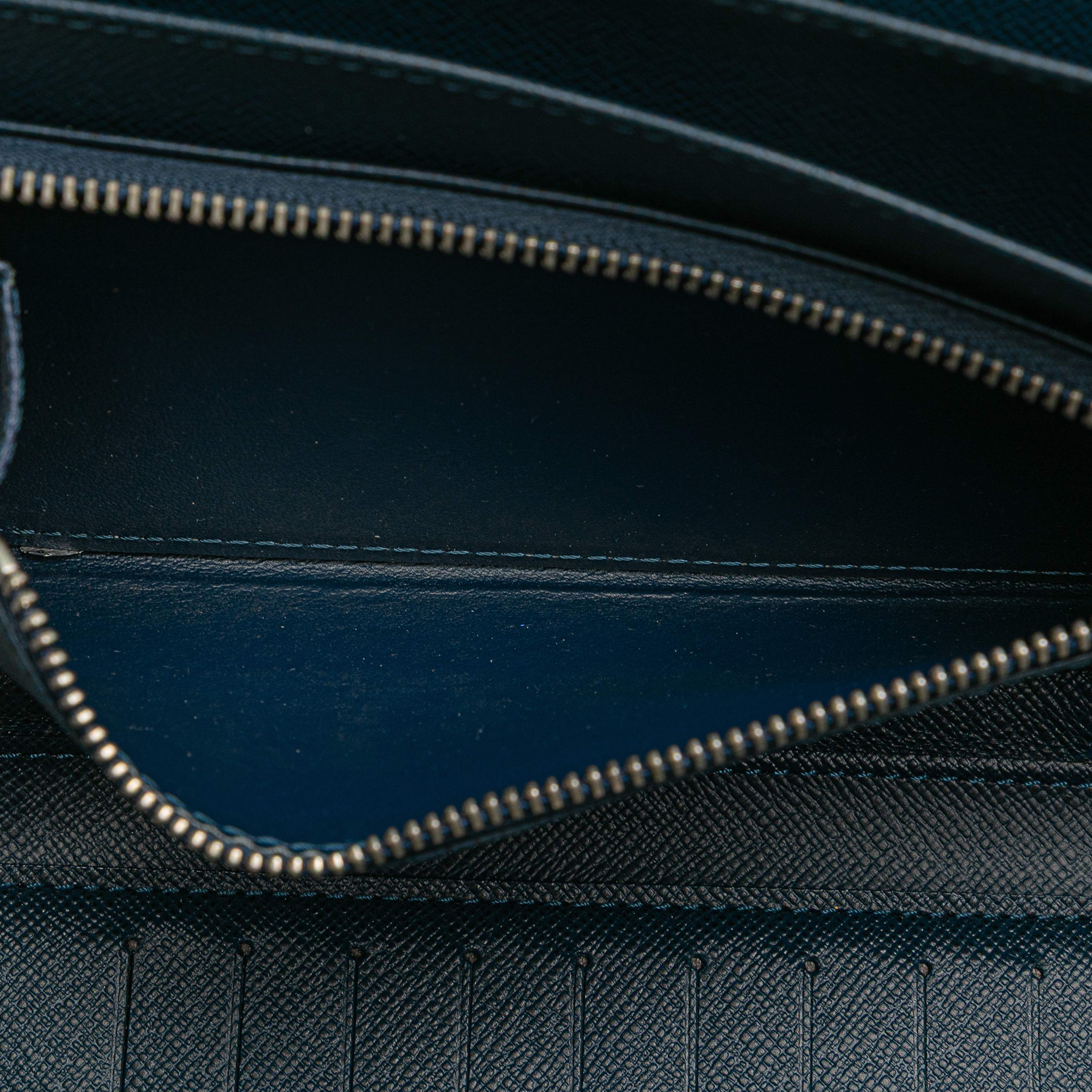 Louis Vuitton Taiga Atoll Organizer, från Luxclusif, i färgen navy. Klicka för att öppna bilden i stort format