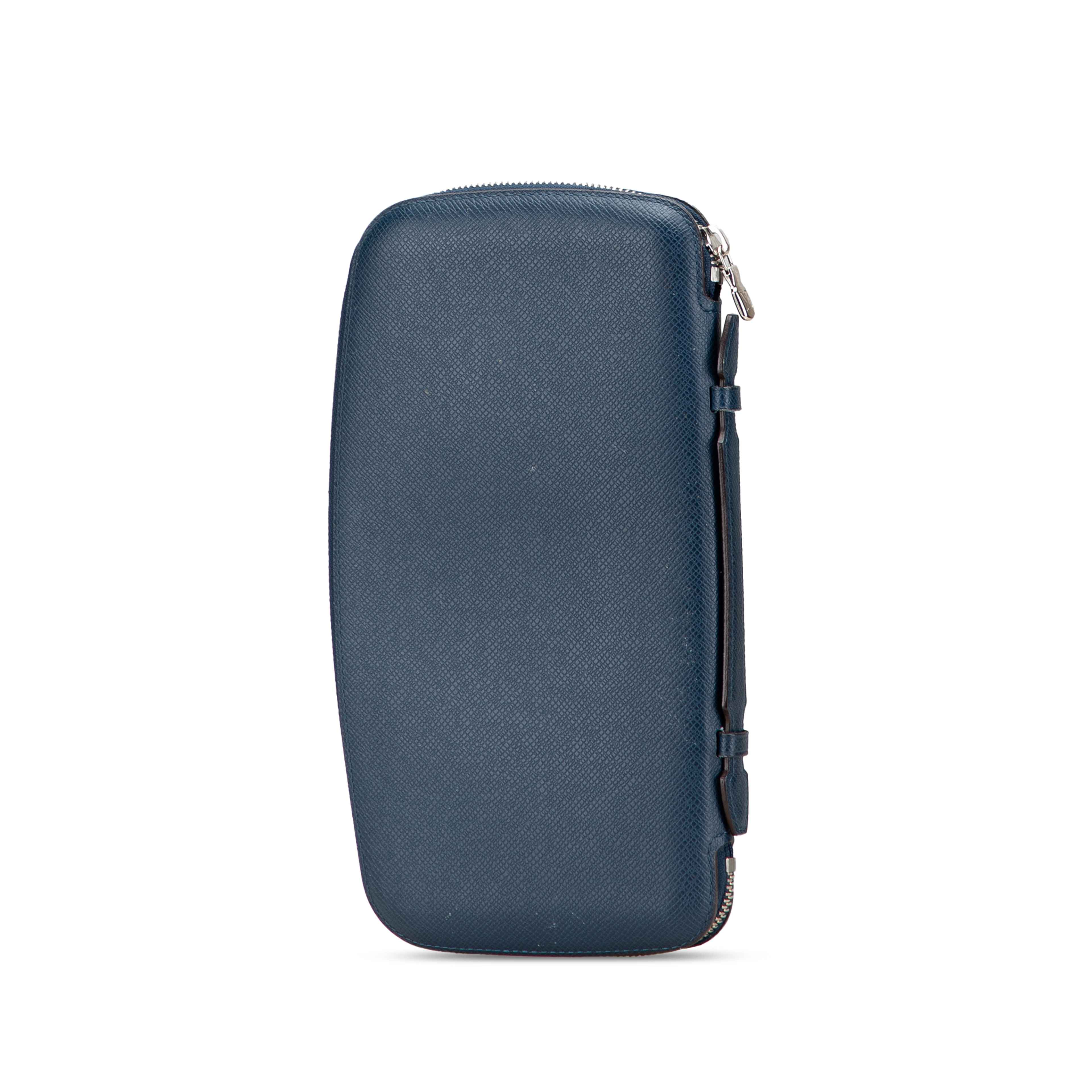 Louis Vuitton Taiga Atoll Organizer, från Luxclusif, i färgen navy. Klicka för att öppna bilden i stort format