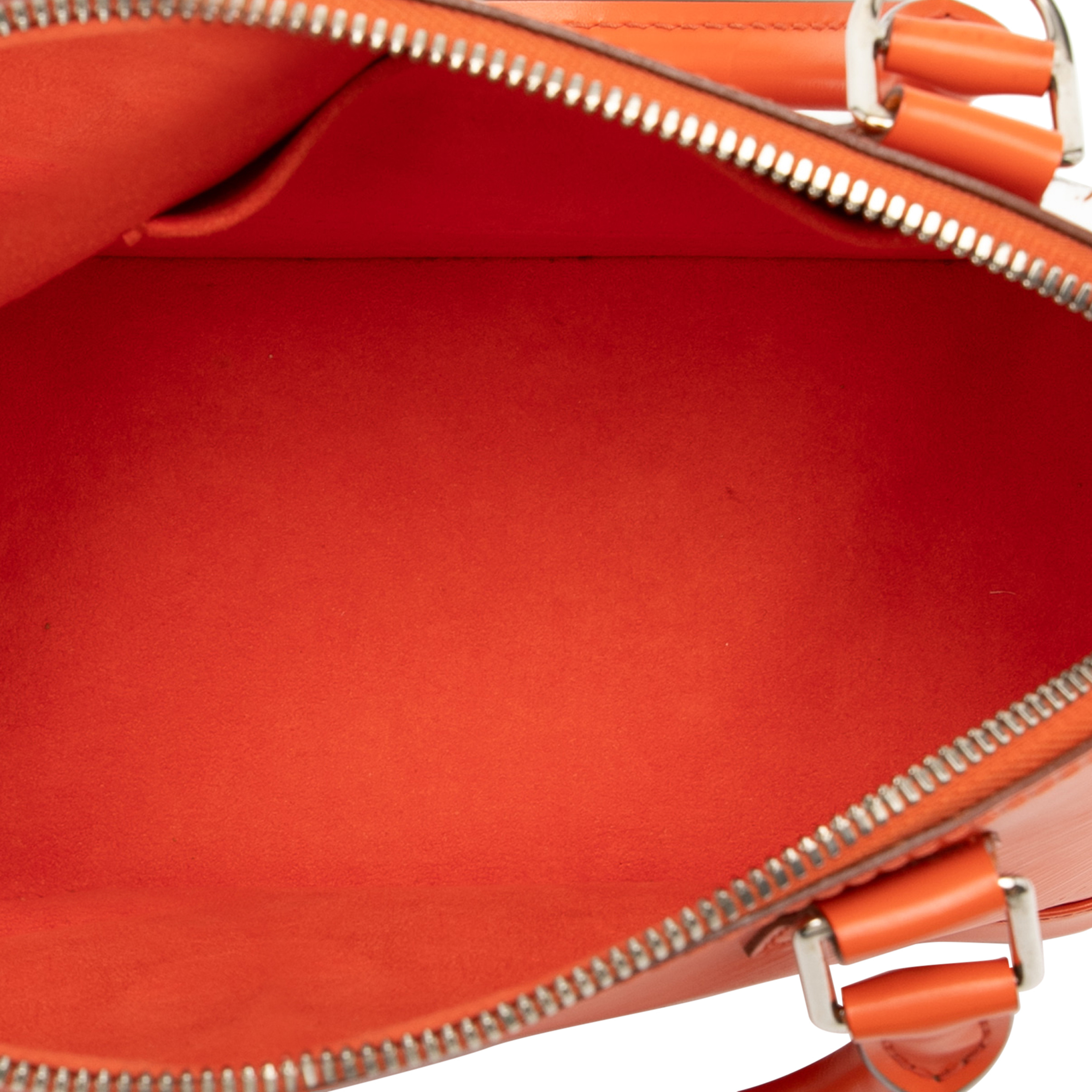 Louis Vuitton Epi Alma Bb, från Luxclusif, i färgen dark orange. Klicka för att öppna bilden i stort format