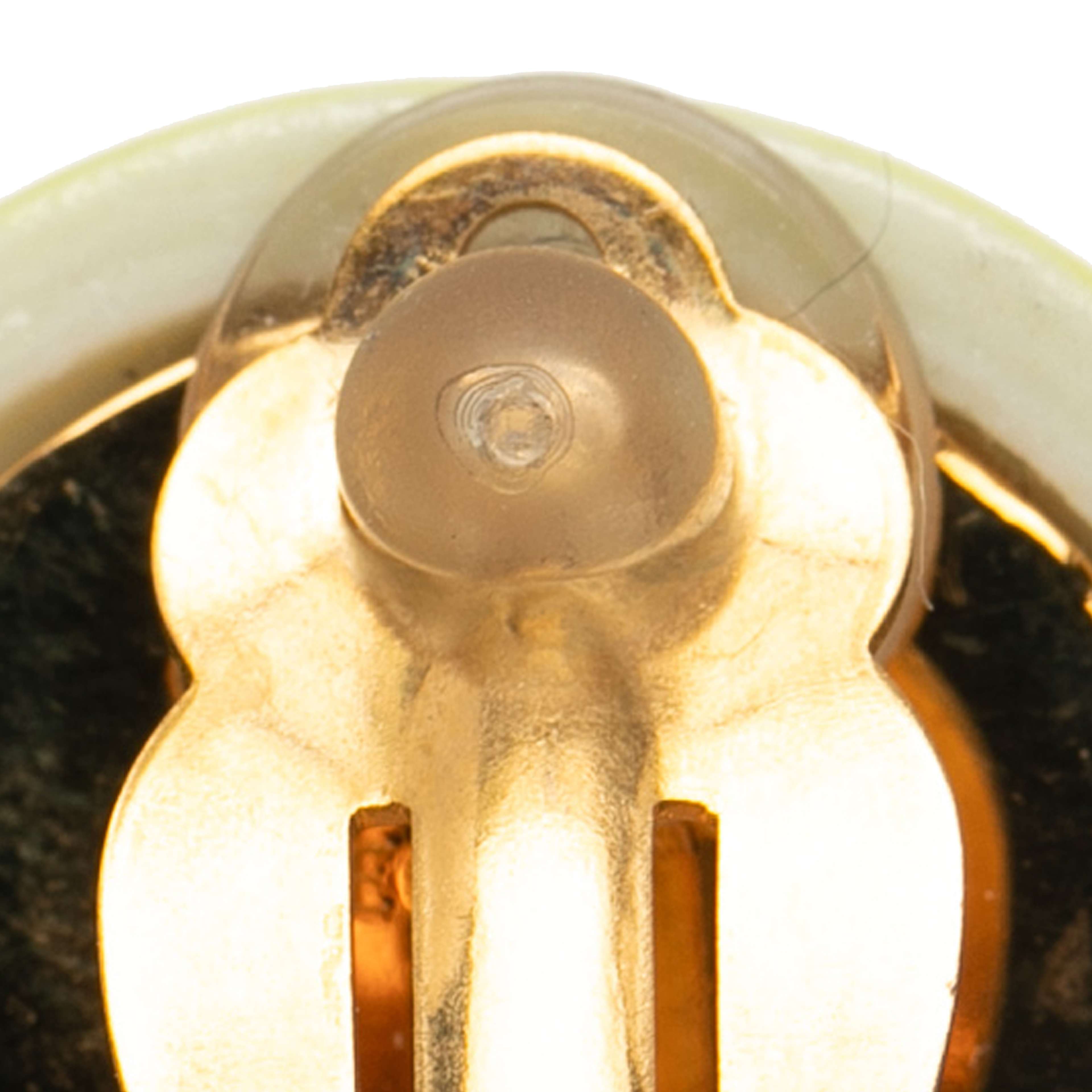 Chanel Cc Resin And Gold Plated Clip On Earrings, från Luxclusif, i färgen light green. Klicka för att öppna bilden i stort format