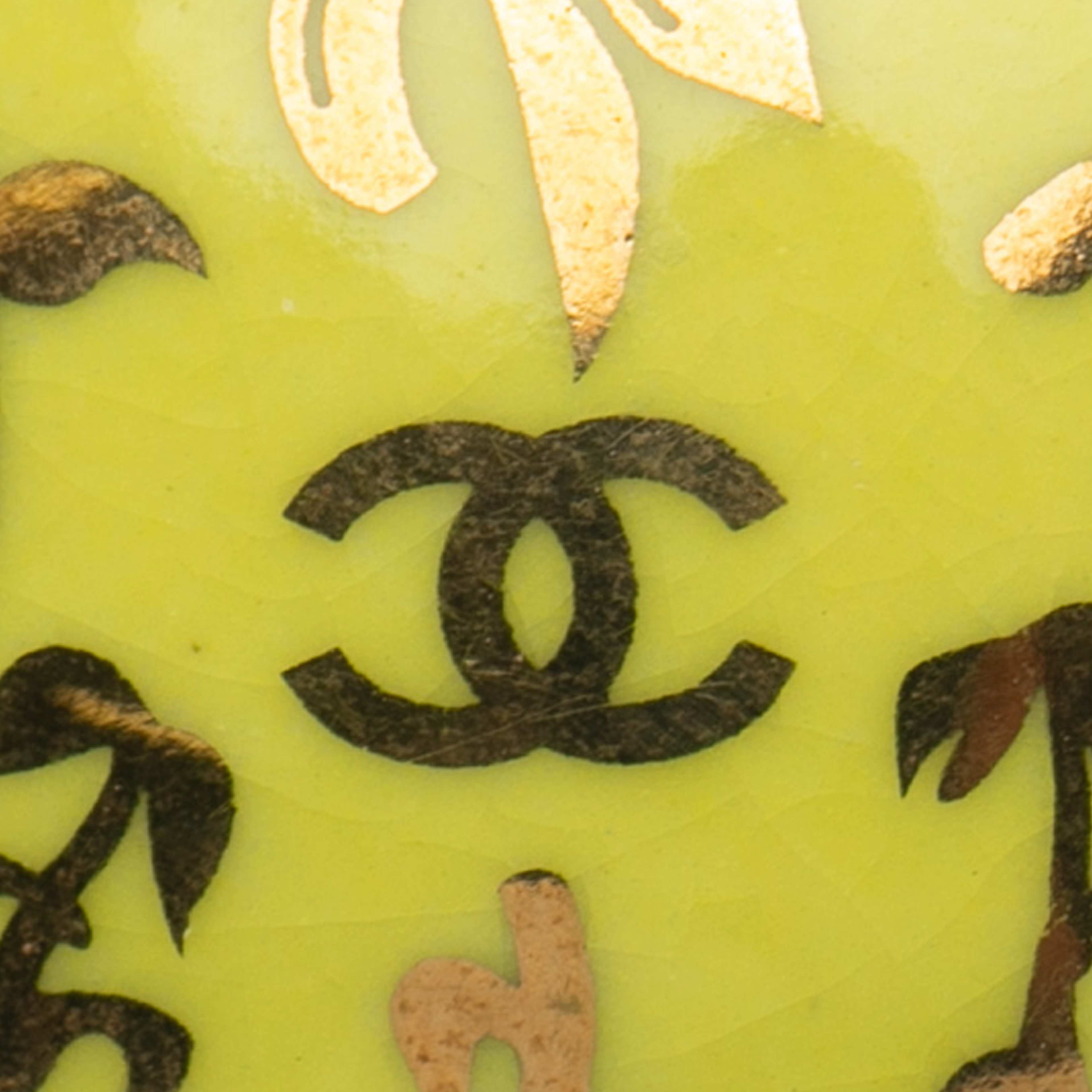 Chanel Cc Resin And Gold Plated Clip On Earrings, från Luxclusif, i färgen light green. Klicka för att öppna bilden i stort format